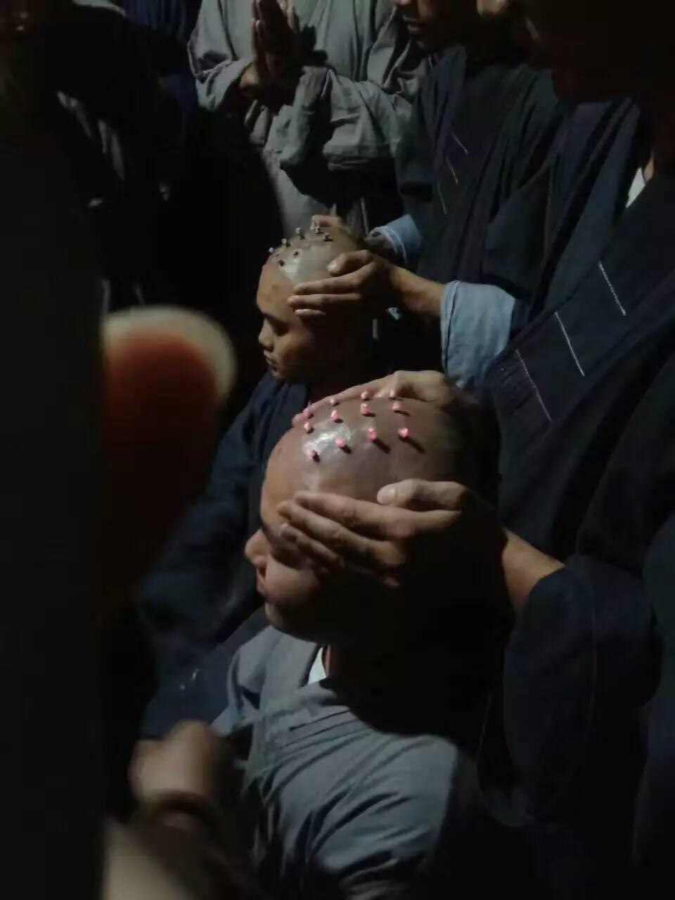 和尚出家为什么要在头上点六个有规律的点