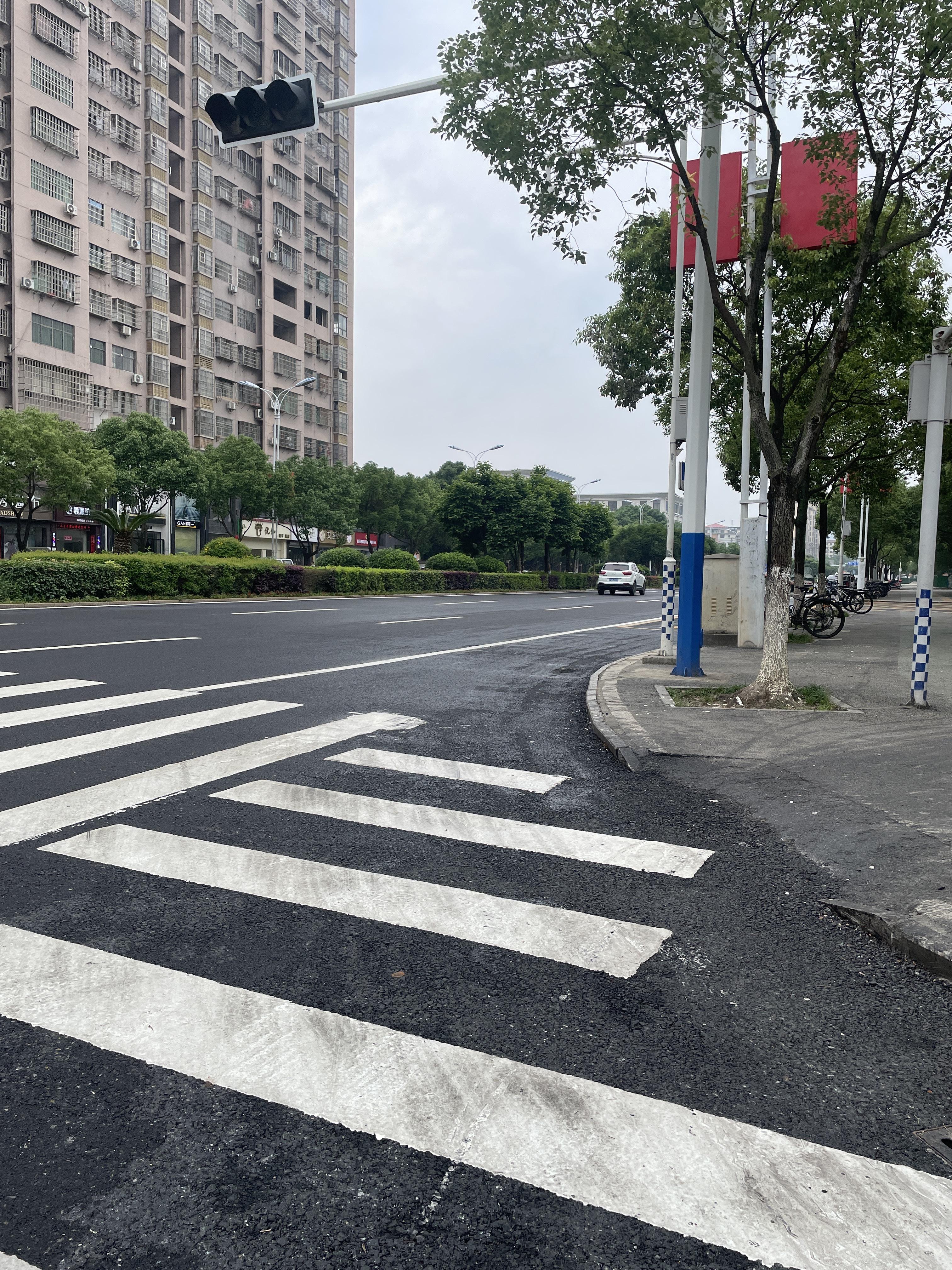 尘尘 的想法: 一条崭新的马路