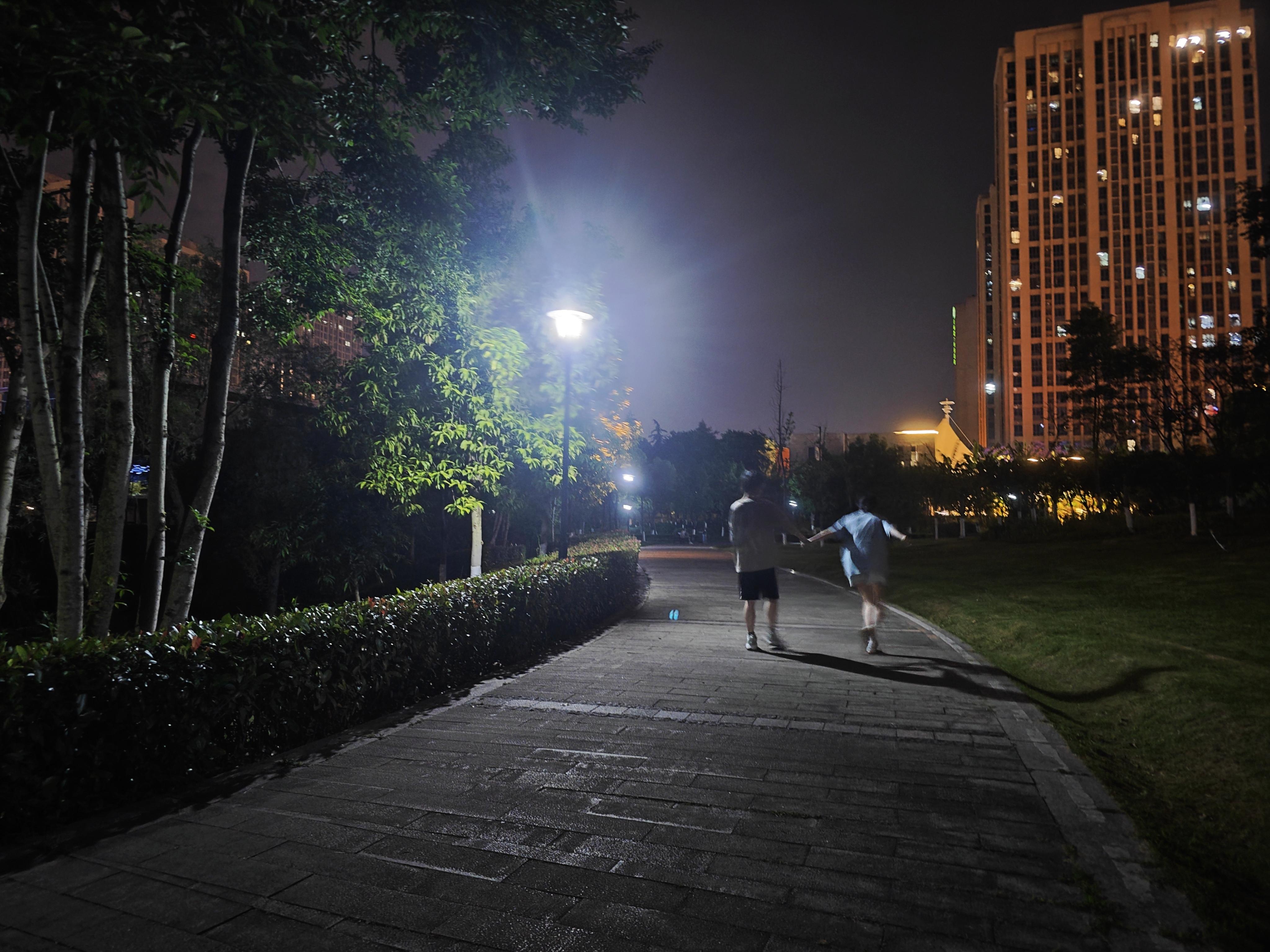 照片来一张夜跑男生侧边照夜跑的图片夜跑的照片晚上转操场走背景图