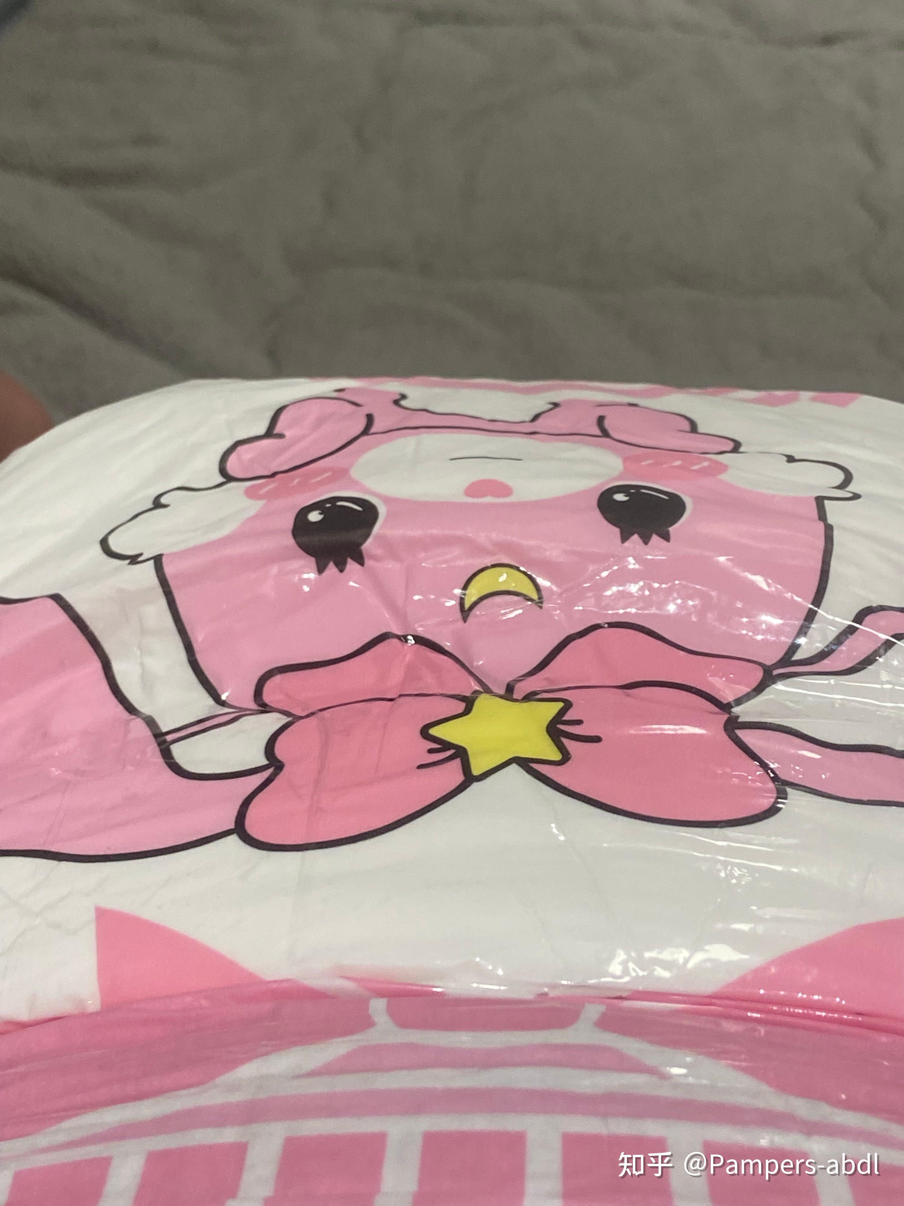 换掉昨晚的脏脏包 穿上新到的片片 上学去喽 女生穿纸尿裤abdl高中