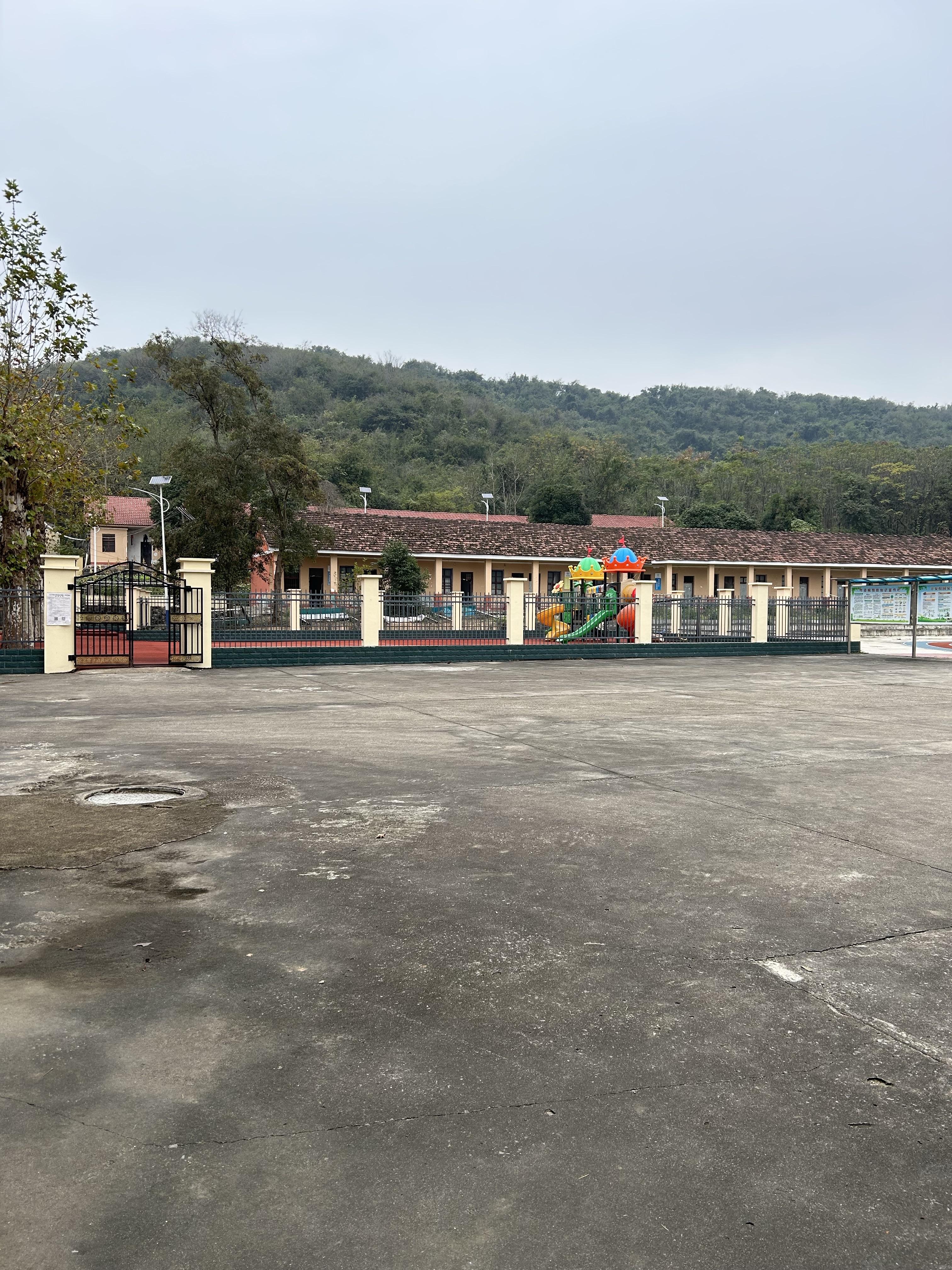 现在的乡村小学建得不错啊昨天去我们这一所乡村小学全校52名学生有20
