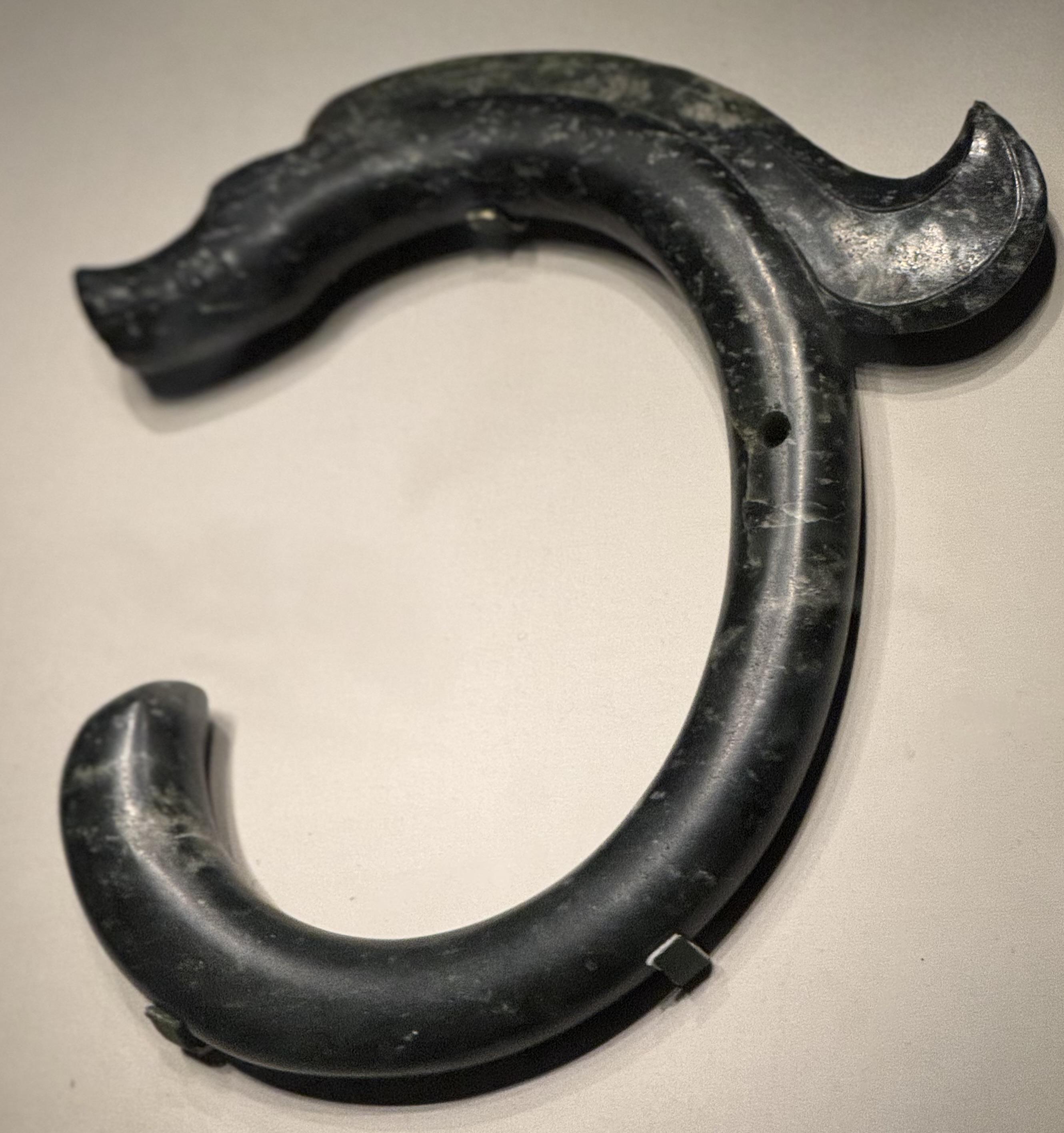 陈安 的想法: 红山文化时期的这条玉龙是国博的镇馆之宝!