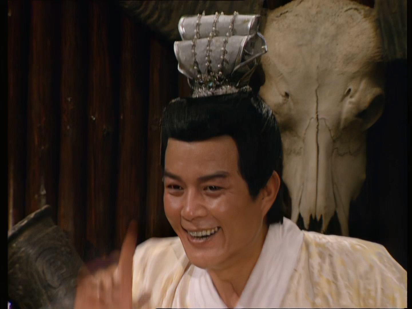 周郎扮演者洪宇宙不饮酒,招待蒋干的时候装大醉模样,挺像回事