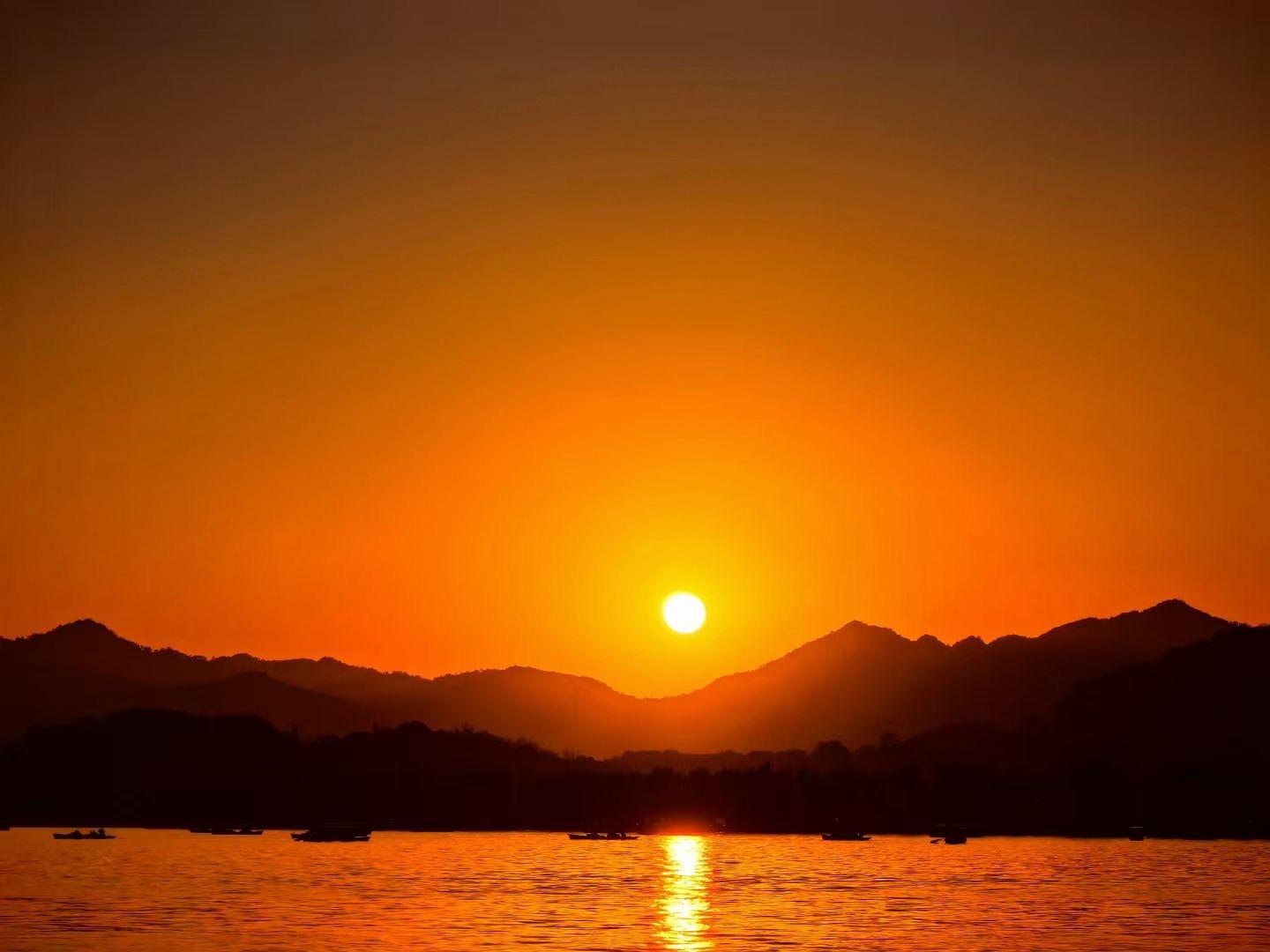 西麦 的想法: 落日观察员|落霞满天 | 95 分享宝藏落日:水波光影 br