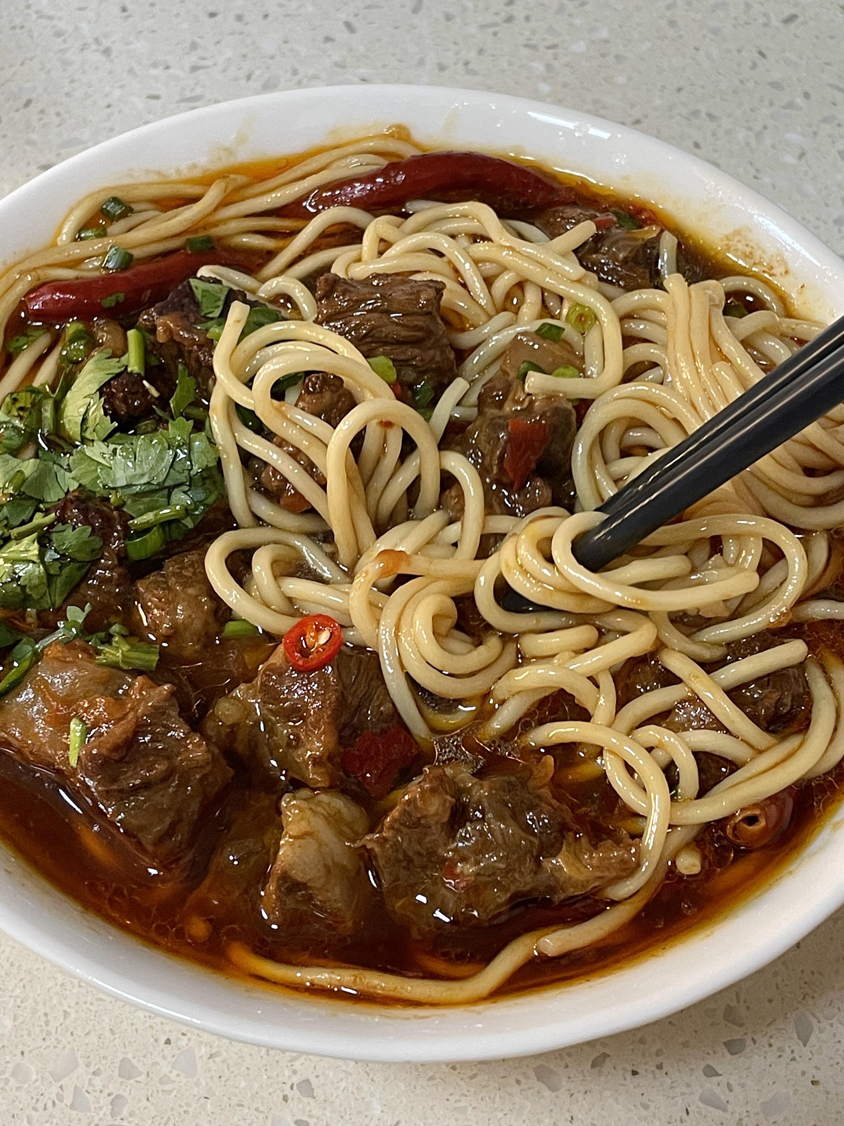 在家就能做料超足的家庭版红烧牛肉面牛肉软嫩入味,汤汁浓郁鲜香搭配