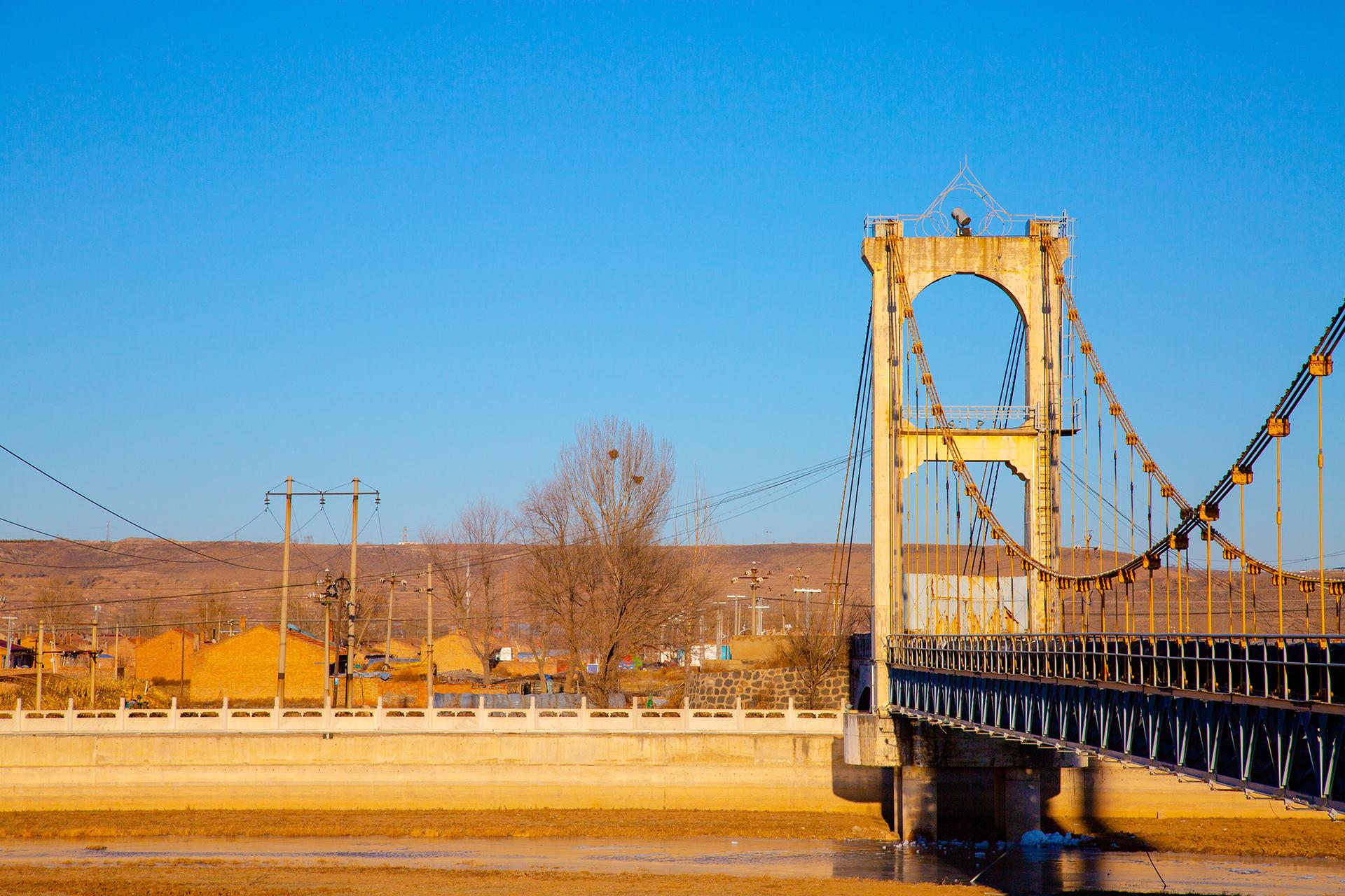  br>拍摄时间:2023年11月 br>拍摄地点:内蒙古丰镇市 br>路遇一座桥