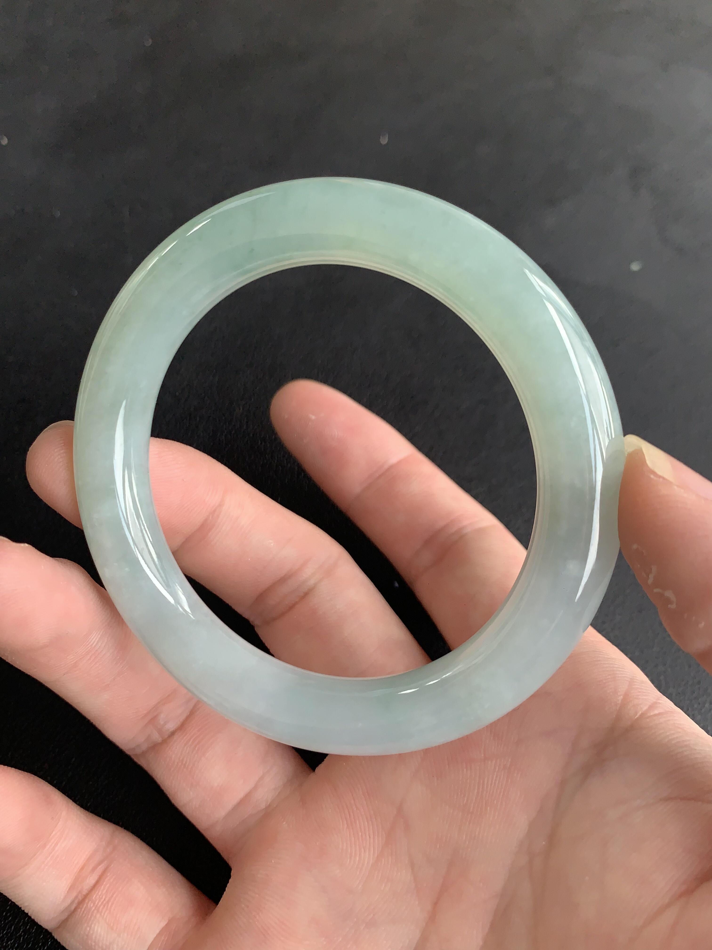 糯冰晴绿圆条,纯自然光下水头十足个人闲置一条糯冰🧊晴水手镯,圆条