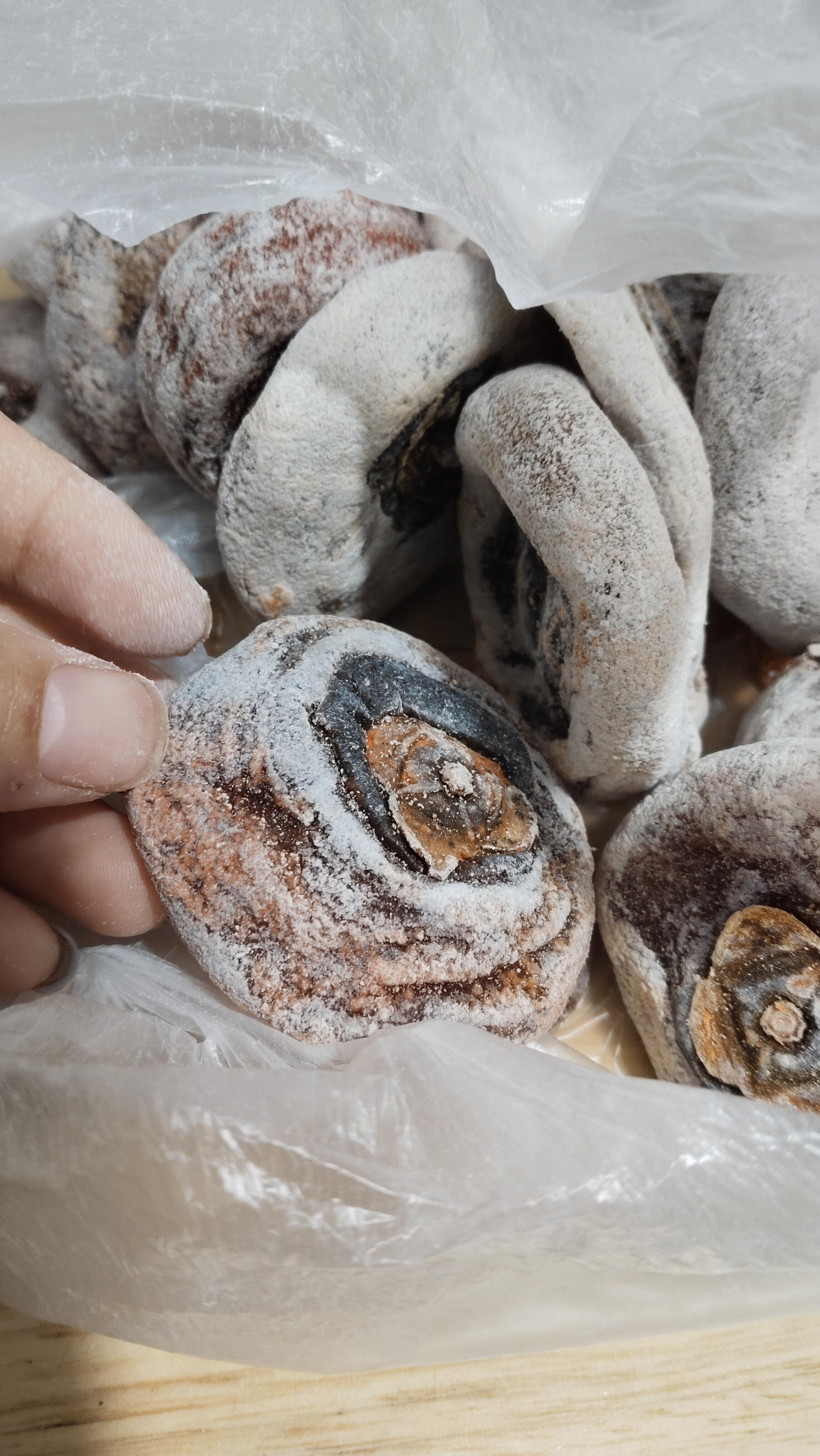 带着娃没下车挑,居然买到坏的柿饼,家人说这是访构