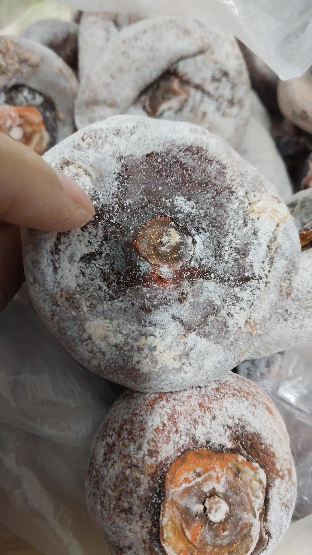 带着娃没下车挑,居然买到坏的柿饼,家人说这是访构