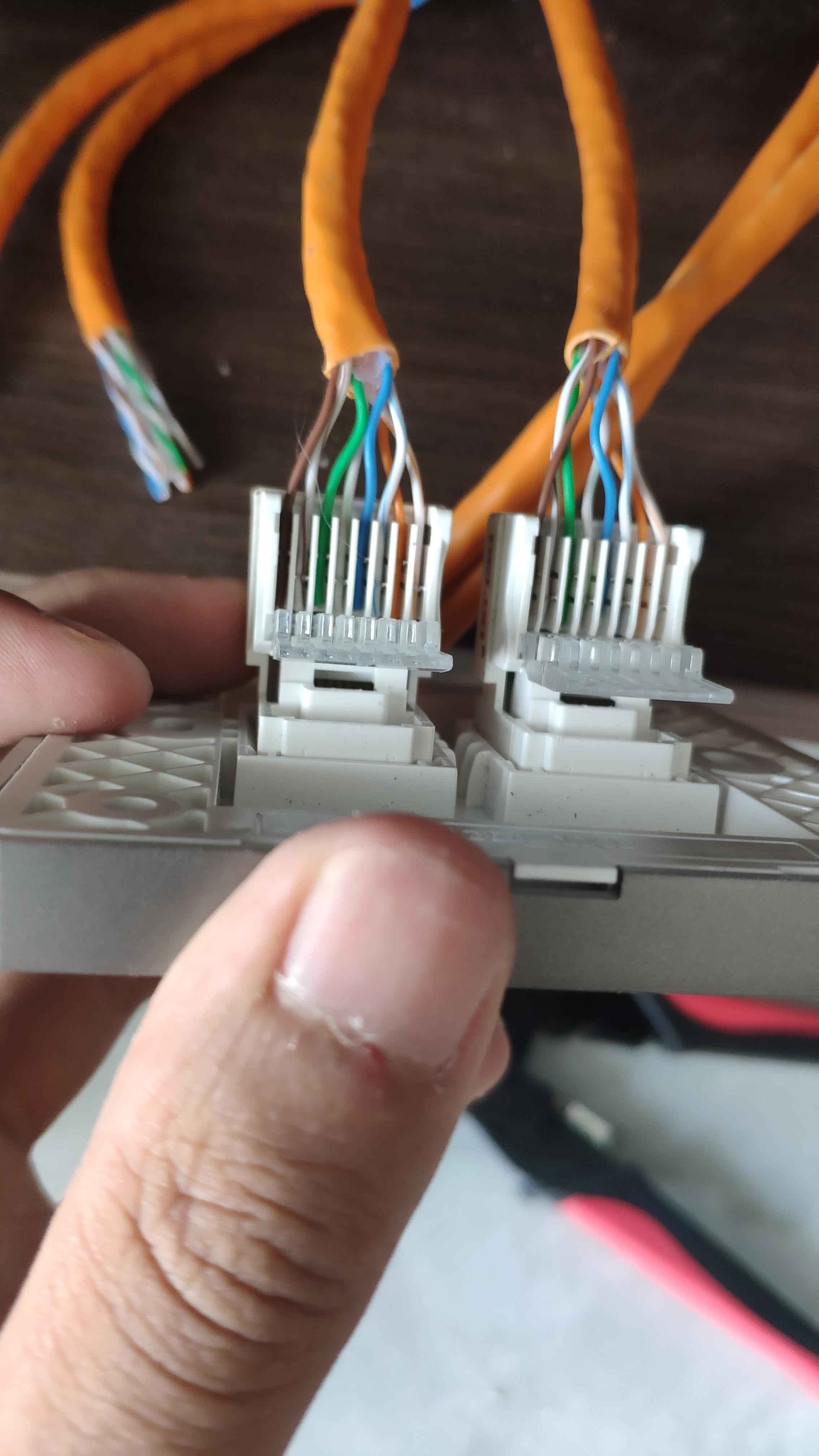 网线面板的接线方法,按照颜色一一对应接上就