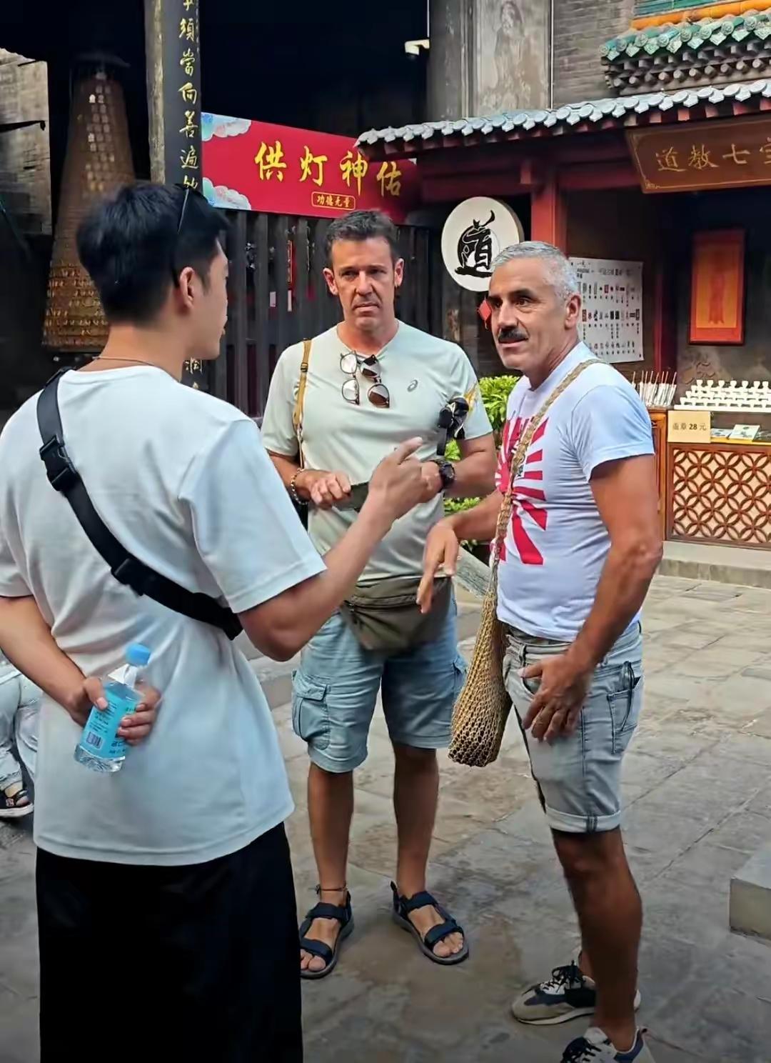 用英语告诉外国游客这件衣服的来历,外国友