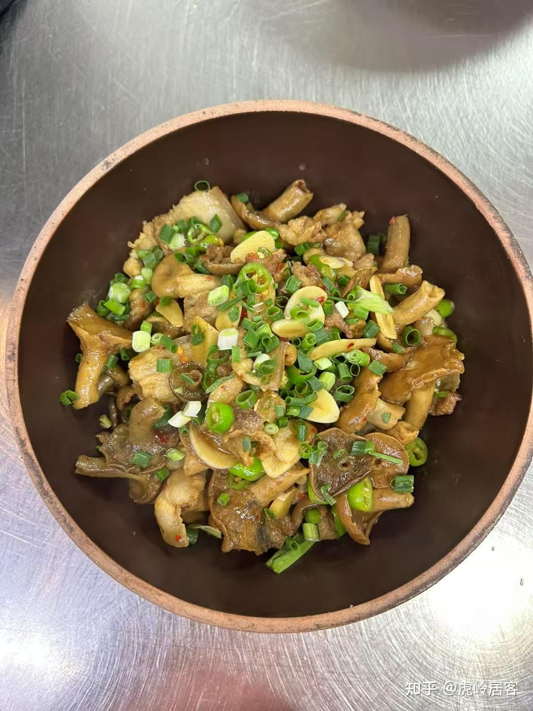 虎岭居客 的想法: 寒菌 | #用照片记录生活 寒菌,学名松乳菇,又称重阳菌、雁鹅菌、枞菌,是一种与松树共生的野生食用菌,… - 知乎