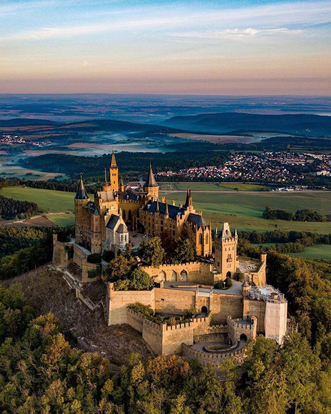 霍亨索伦城堡(德语:burg hohenzollern),矗立于德国巴登
