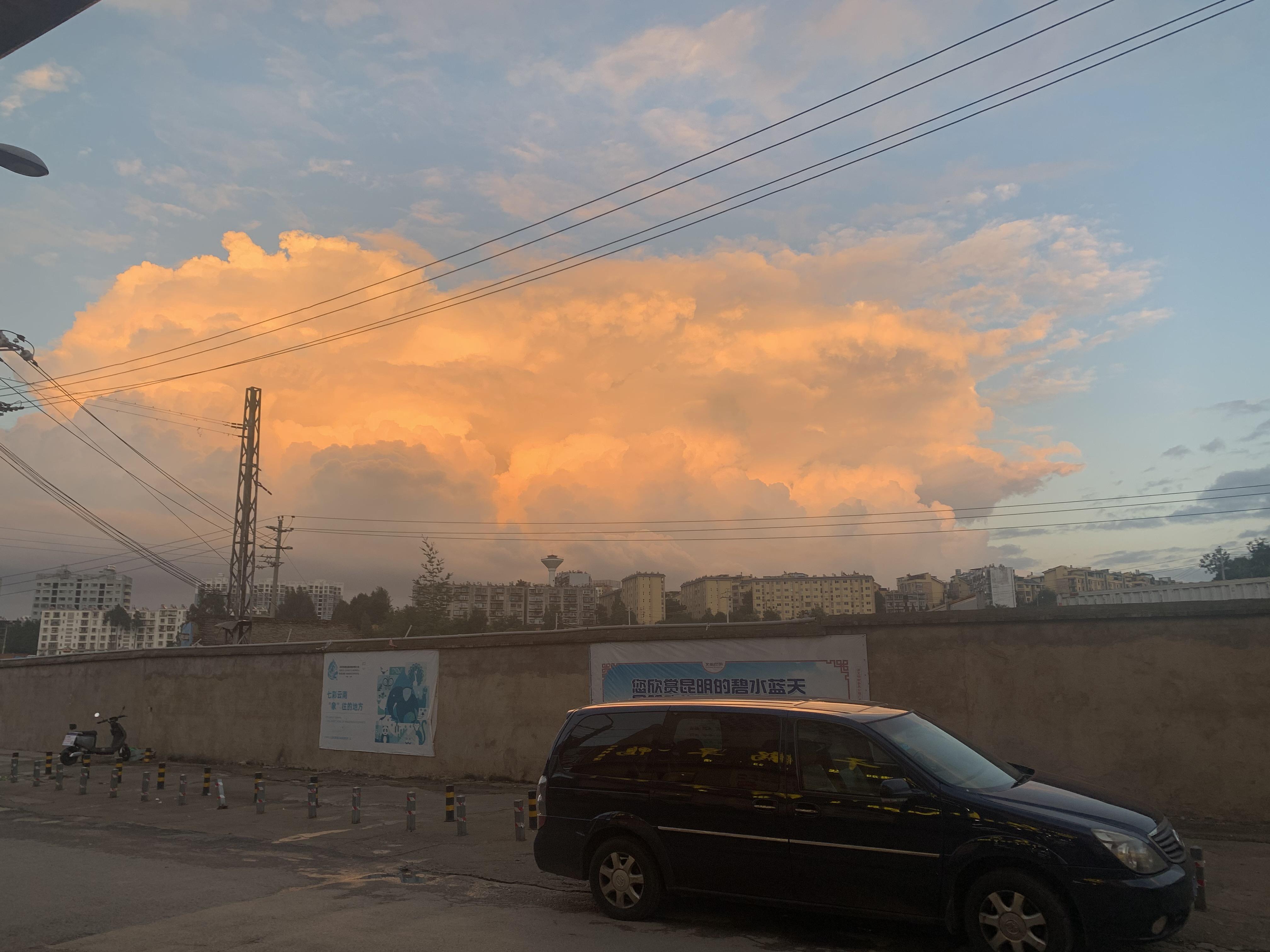 张狂 的想法: 傍晚的云伴着自由的风,天亮以前时间属于我 | 2023.