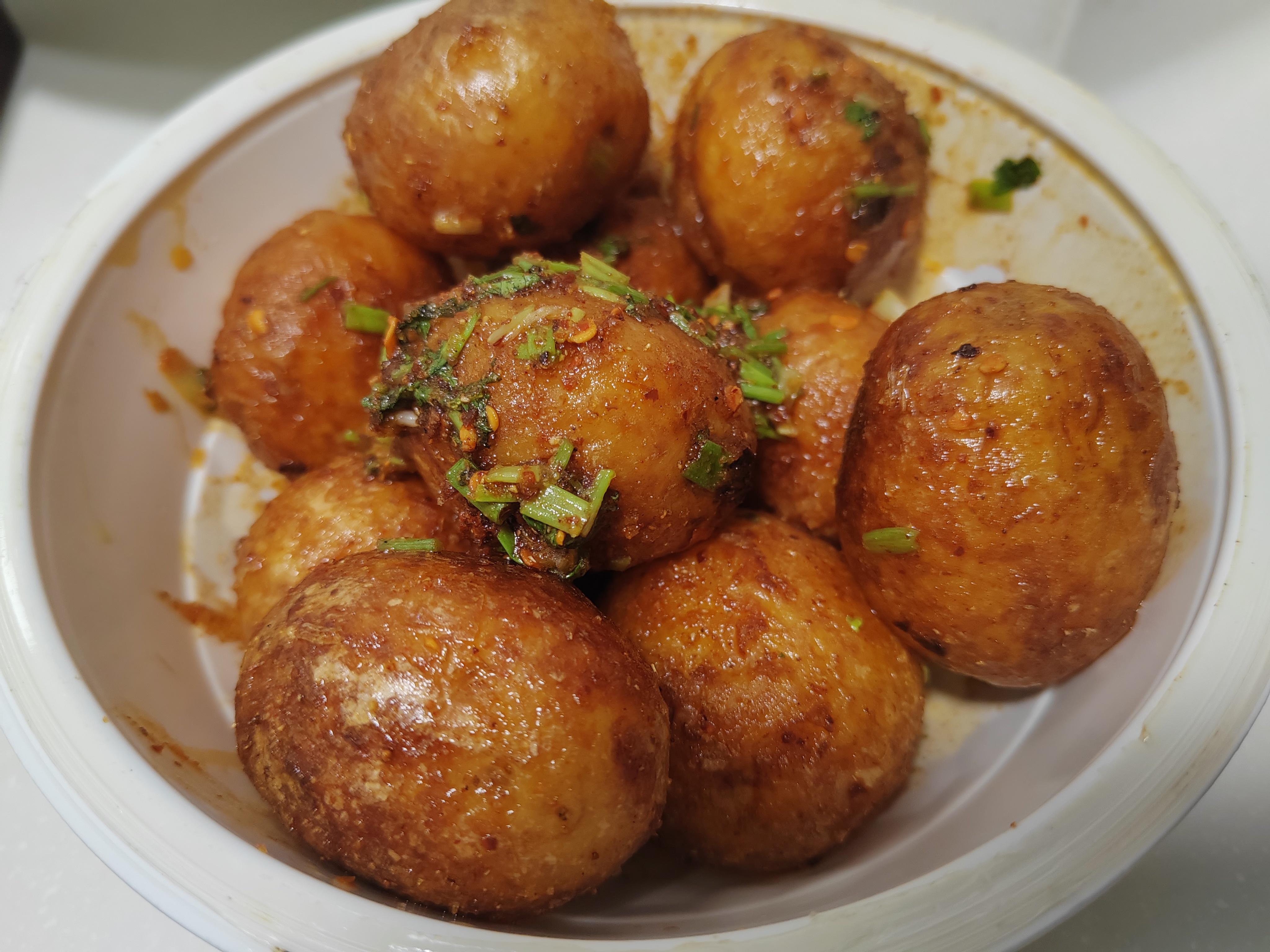 作为素有"洋芋国"之称的大美贵州,自然推荐土豆了:炸洋芋,烤洋芋