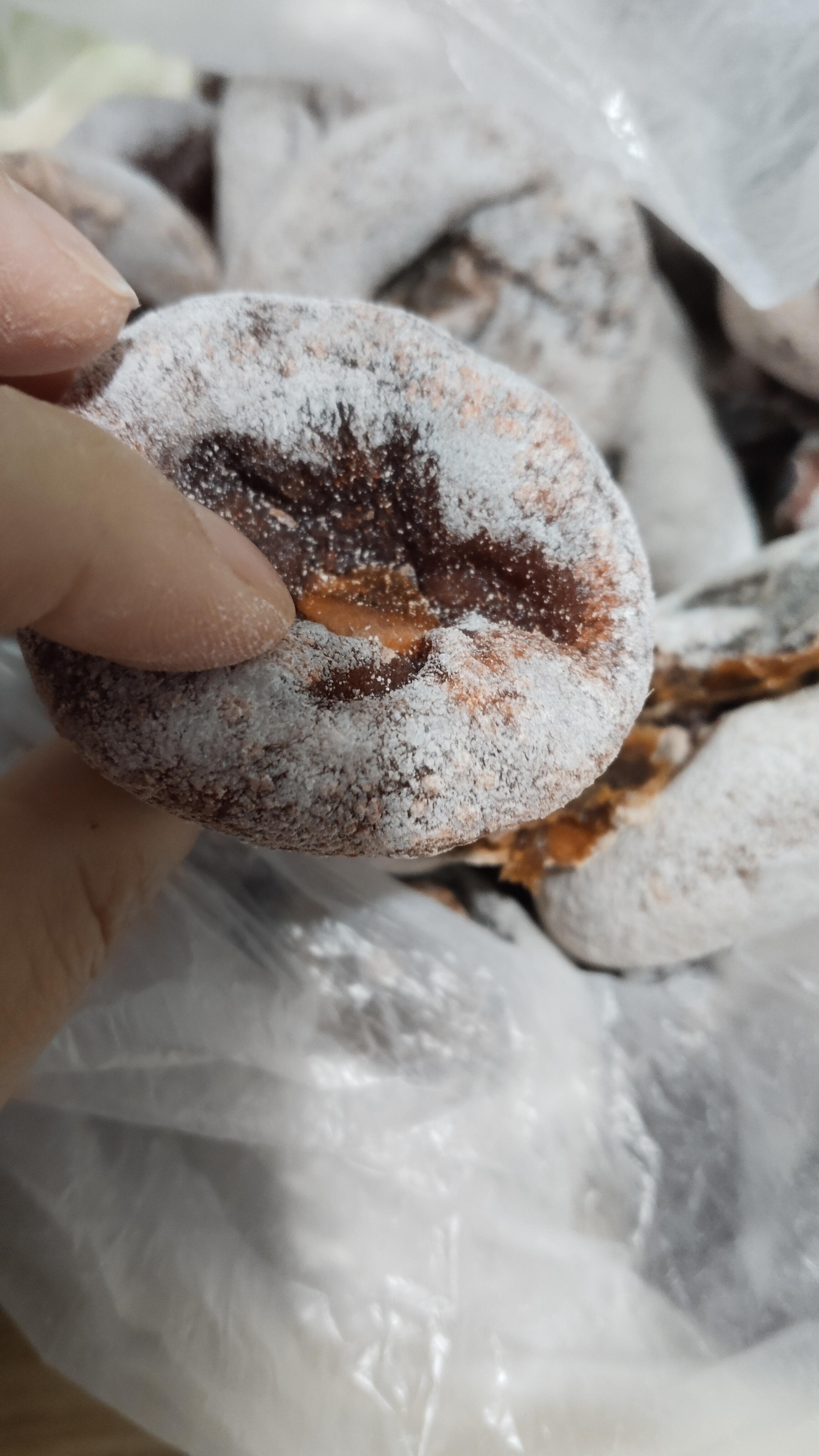 带着娃没下车挑,居然买到坏的柿饼,家人说这是访构