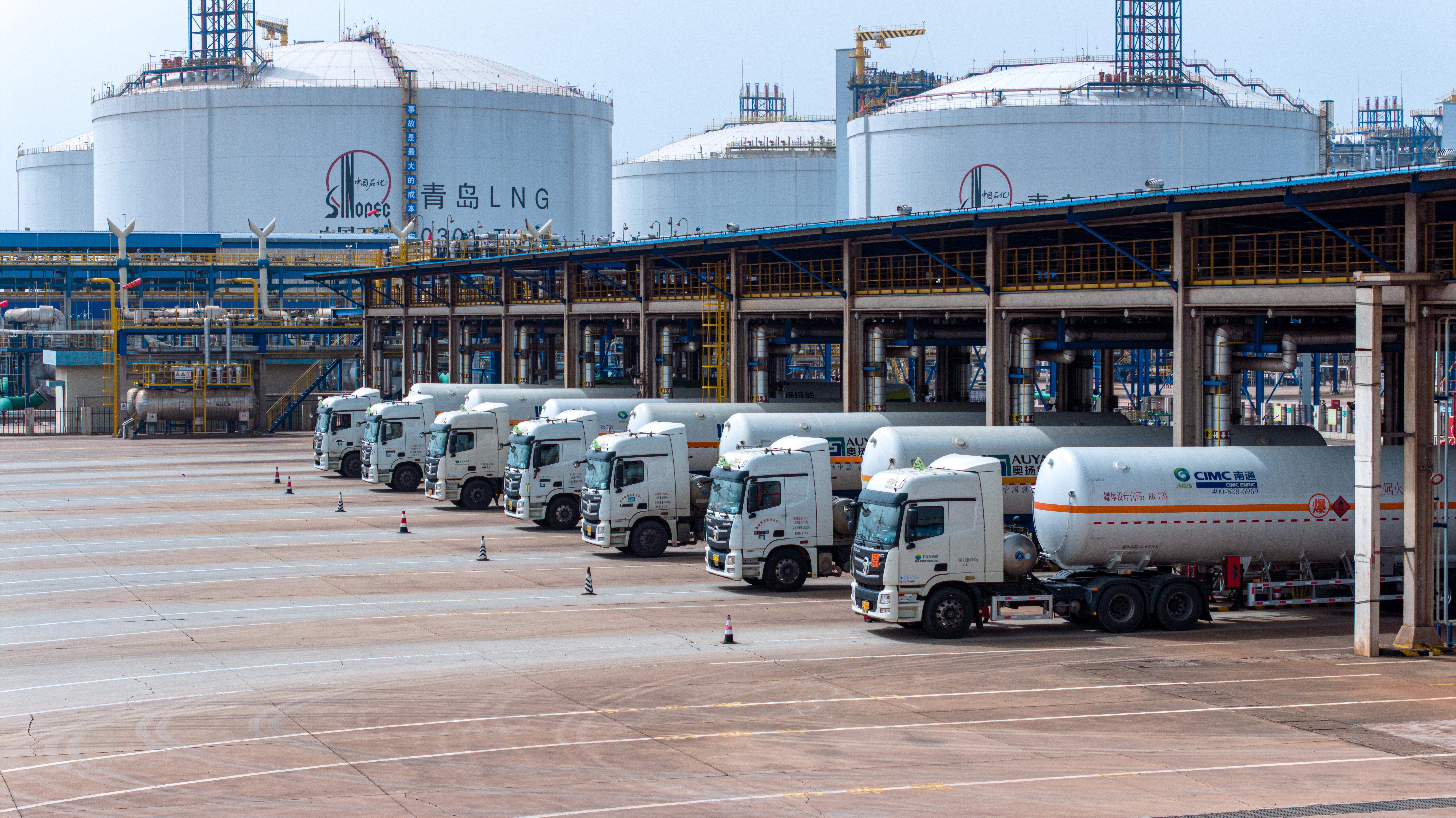 4月26日,一辆满载液化天然气的运输槽车缓缓驶入海南石油儋州高双东