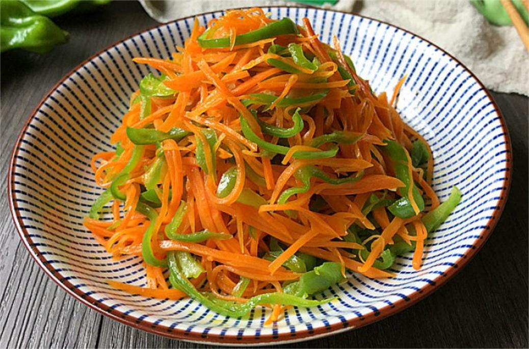 方圆美食记录 的想法: 美味的青椒炒胡萝卜 br>食材:胡萝卜,青椒,葱姜