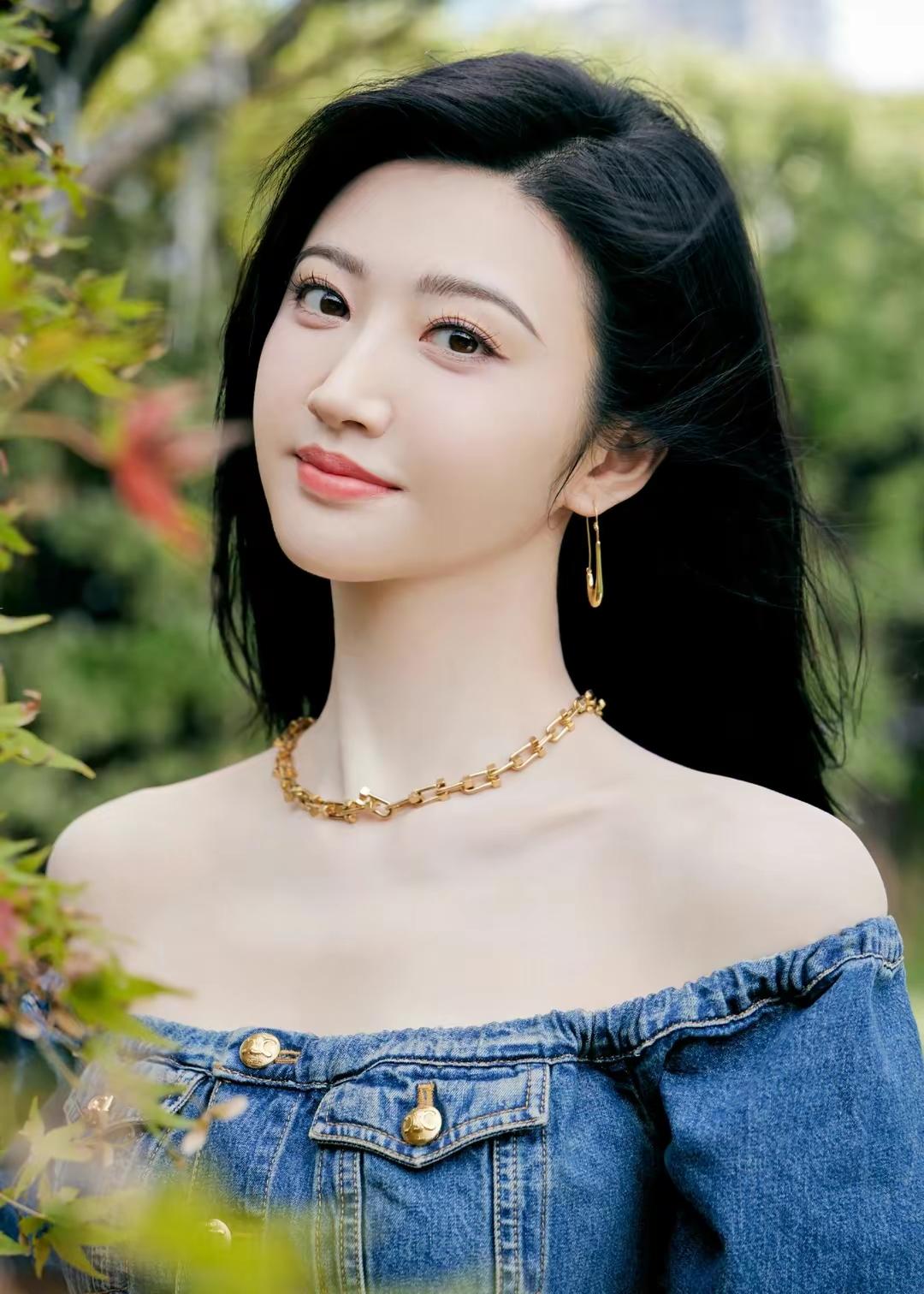 景甜一身改良的牛仔一字肩抹胸小短裙搭配黑色的齐膝长筒靴看起来