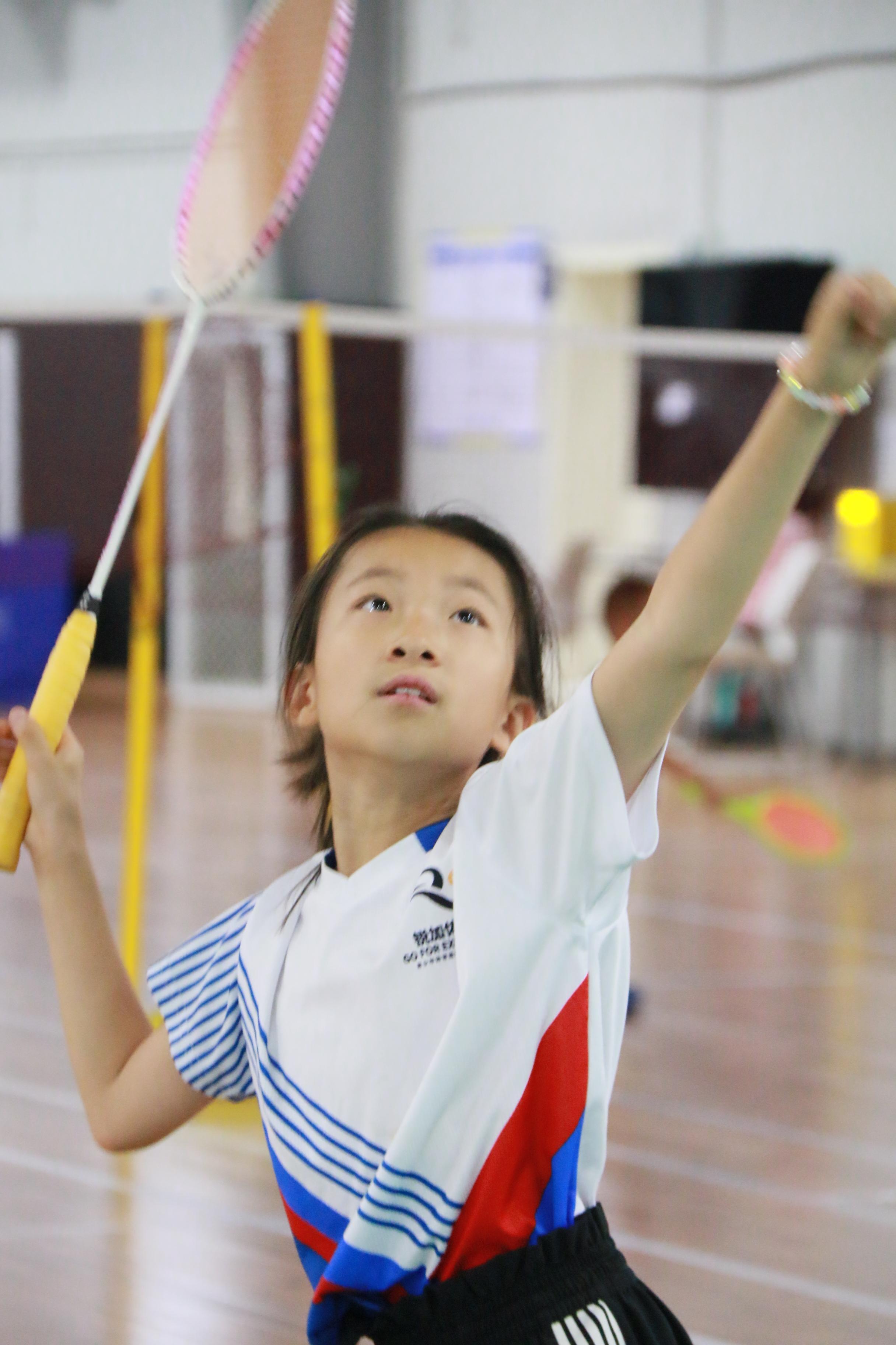 首先,羽毛球运动可以锻炼孩子的身体素质,增