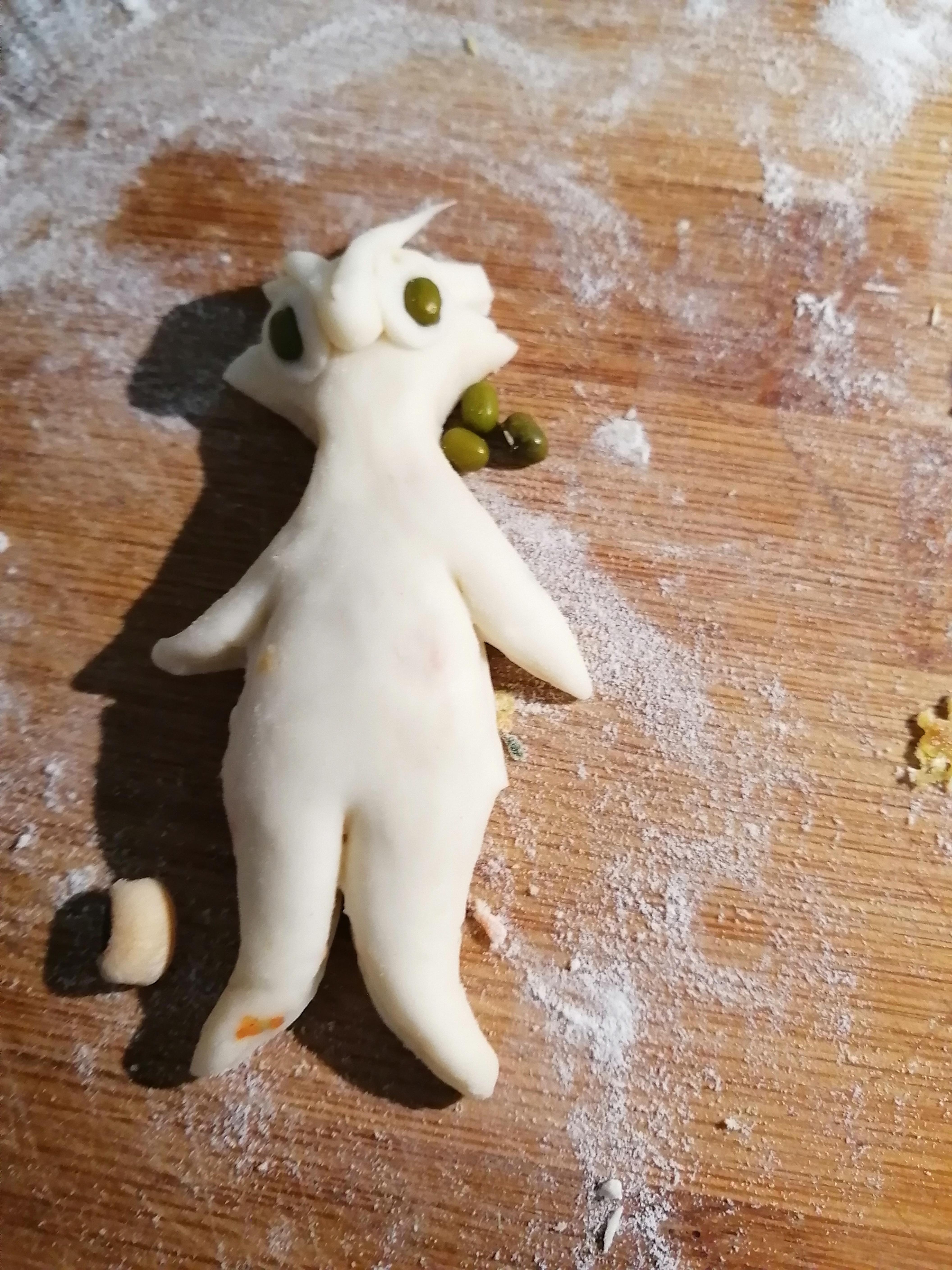 孩子奶奶为了逗孩子,用面粉做的小动物,材料和