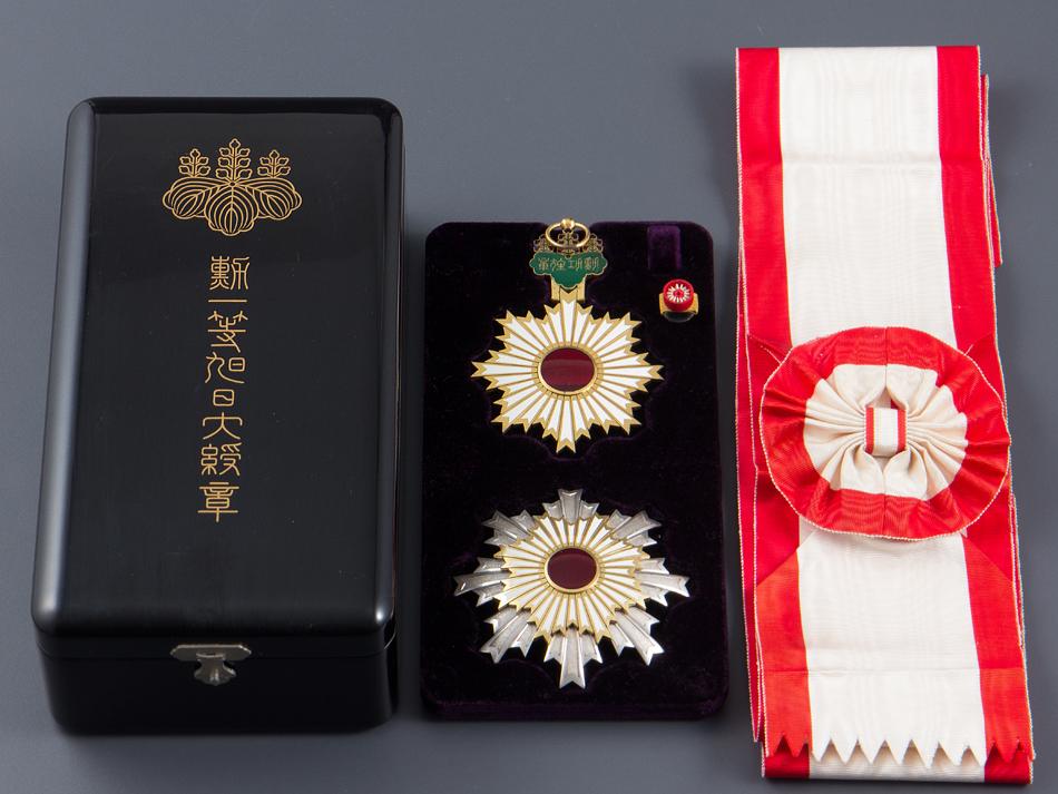 张艾菲 的想法: 日本人给比尔盖茨表彰,旭日大绶章,林芳正给发的,这是