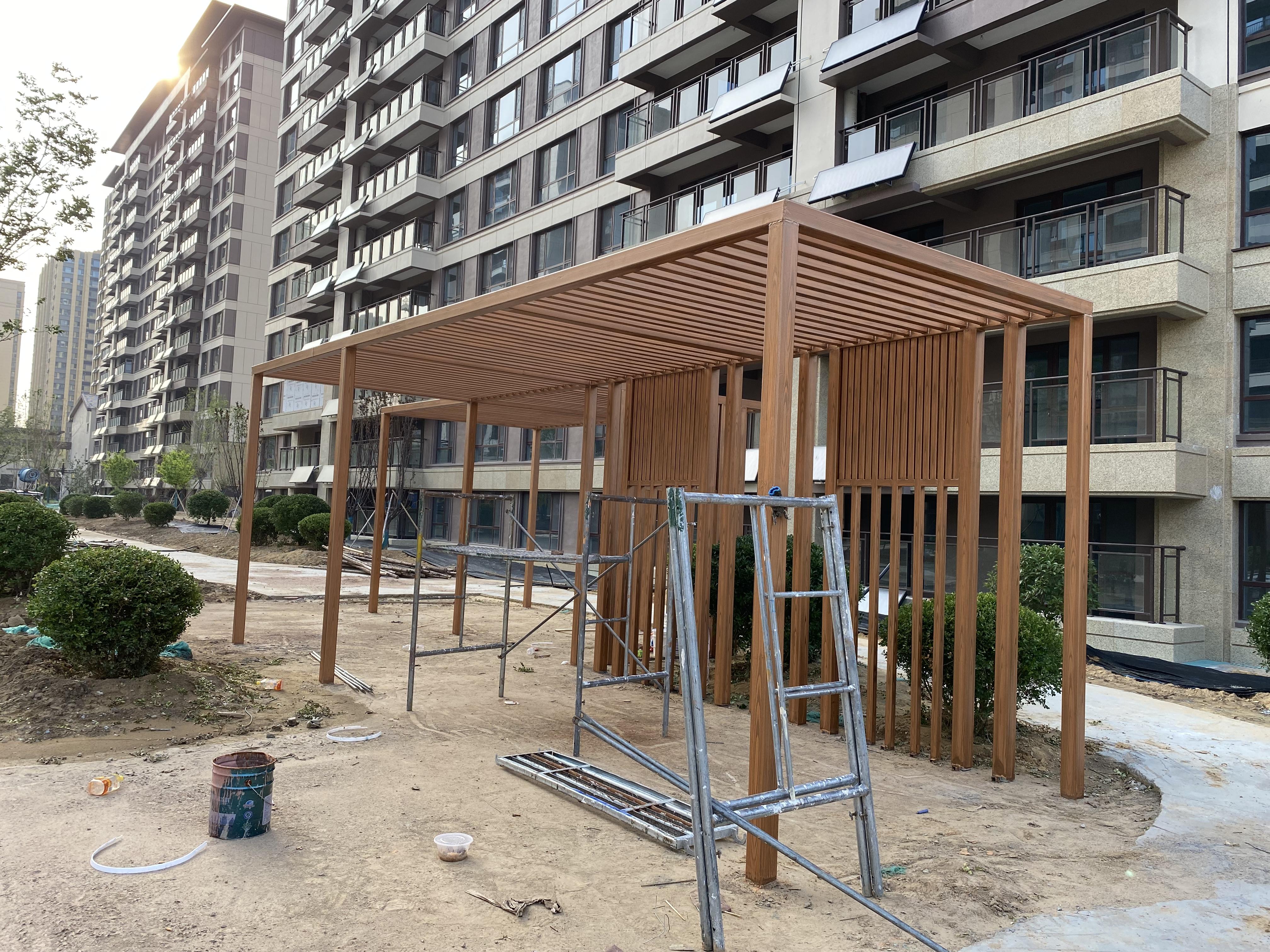 莫艺水漆厂家 的想法: 潍坊市潍城区高新城市广场镀锌管廊架焊接好