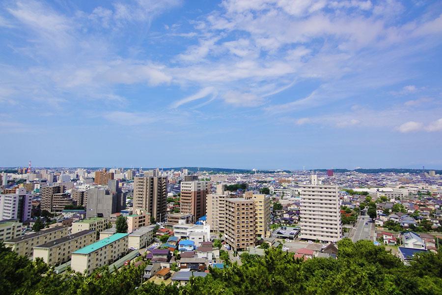 日本秋田市时隔33年人口跌破30万人根据秋田市役所近日公布的数据今年