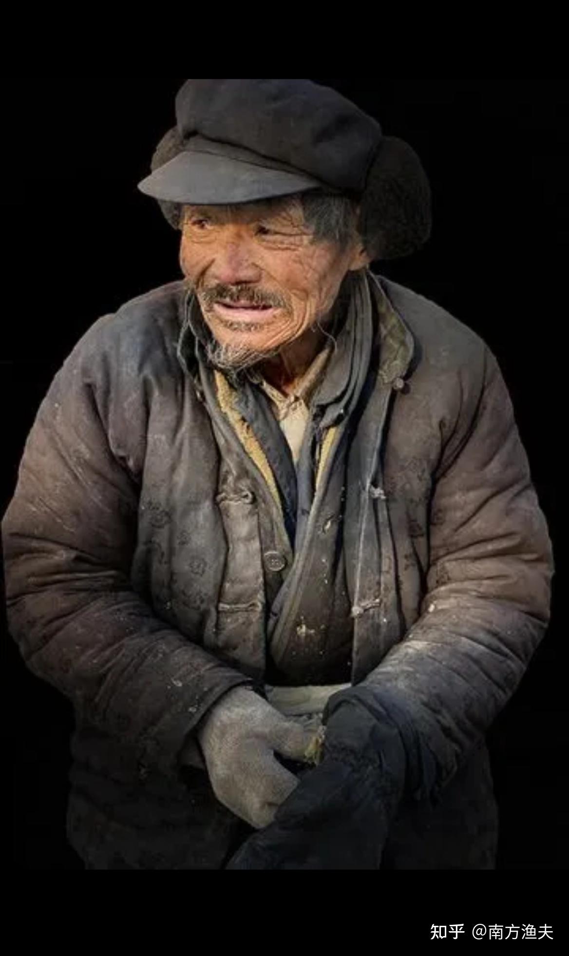 老农民是国家的宝贵财富到三亚玩碰到很多从外省来此度假吃穿用度不菲