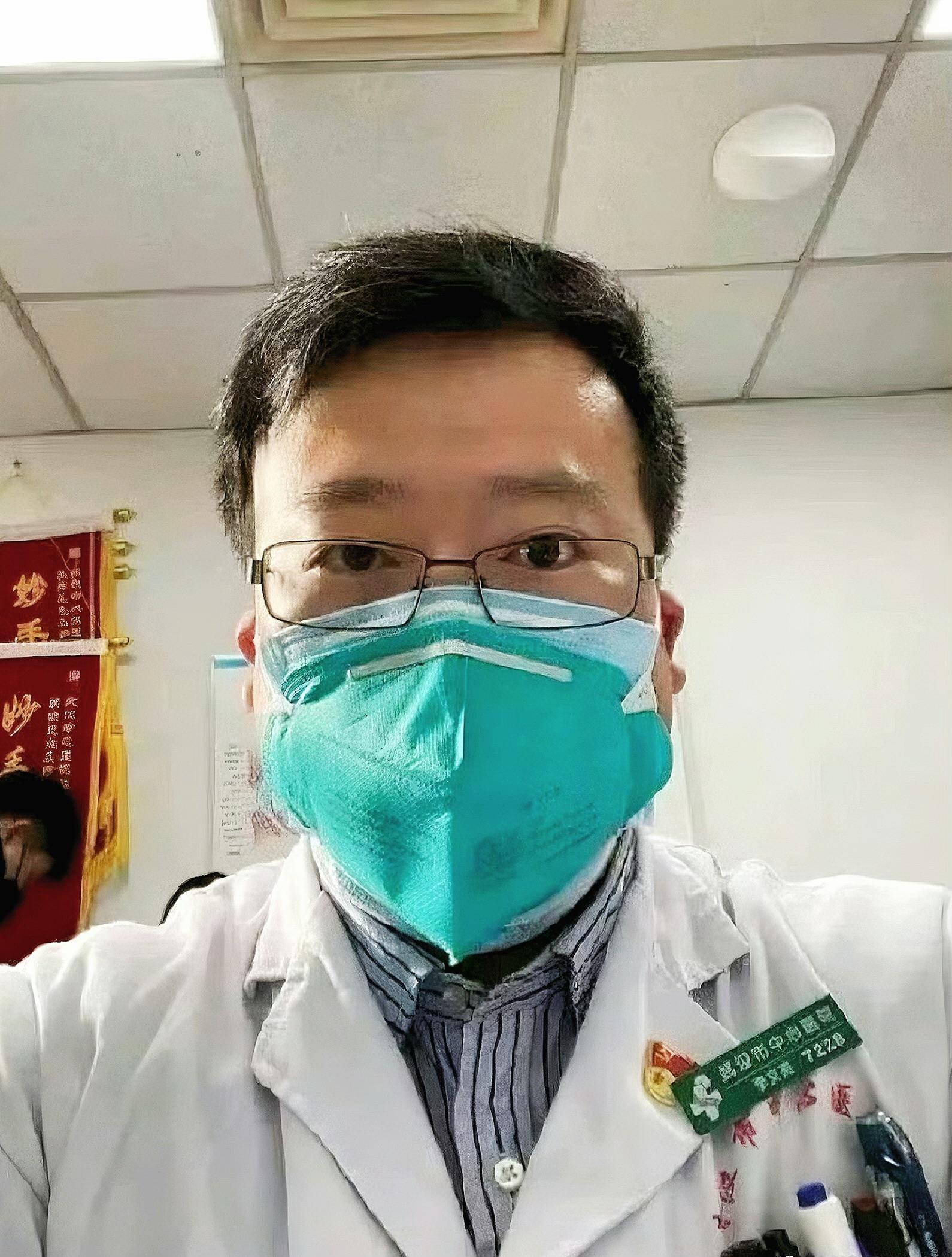 李文亮作为武汉中心医院最早提出疫情预警的医生