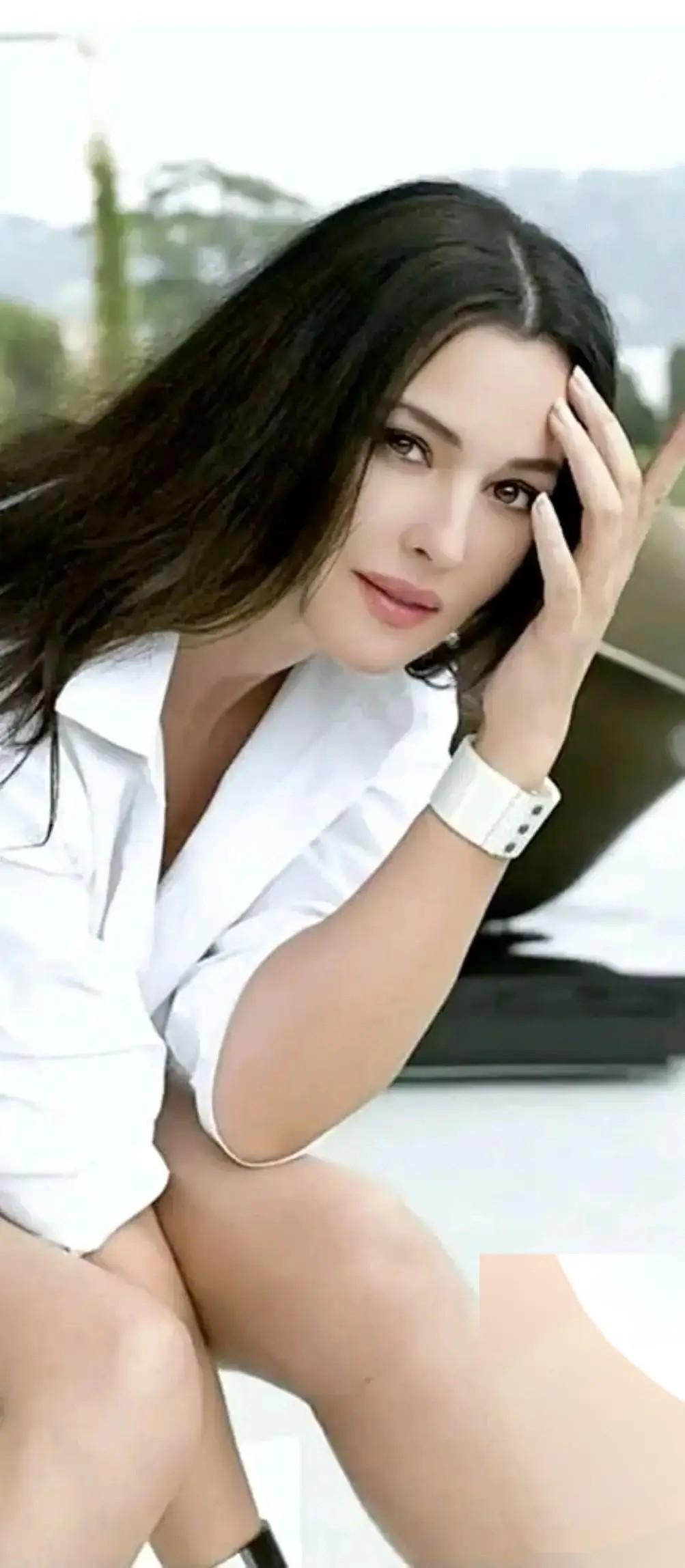 贝鲁奇的五官和脸庞,带着点脆弱感和忧郁美,眼神清澈不俗媚,而身体的