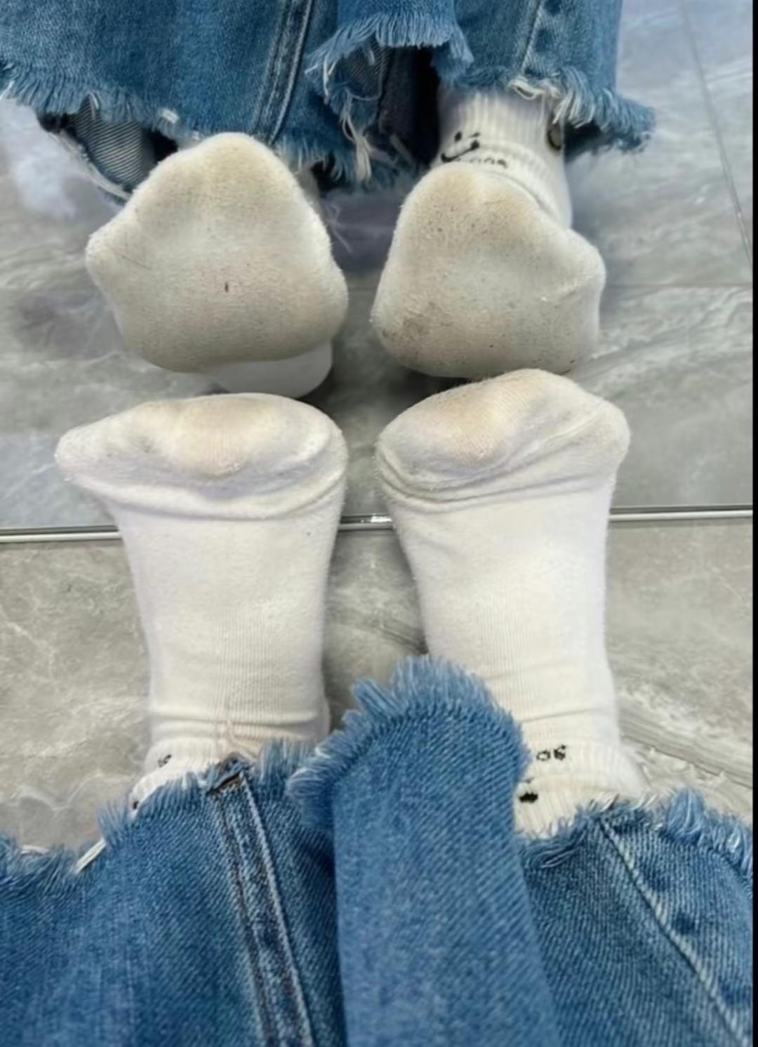 为什么会有人喜欢女生的脏白袜?