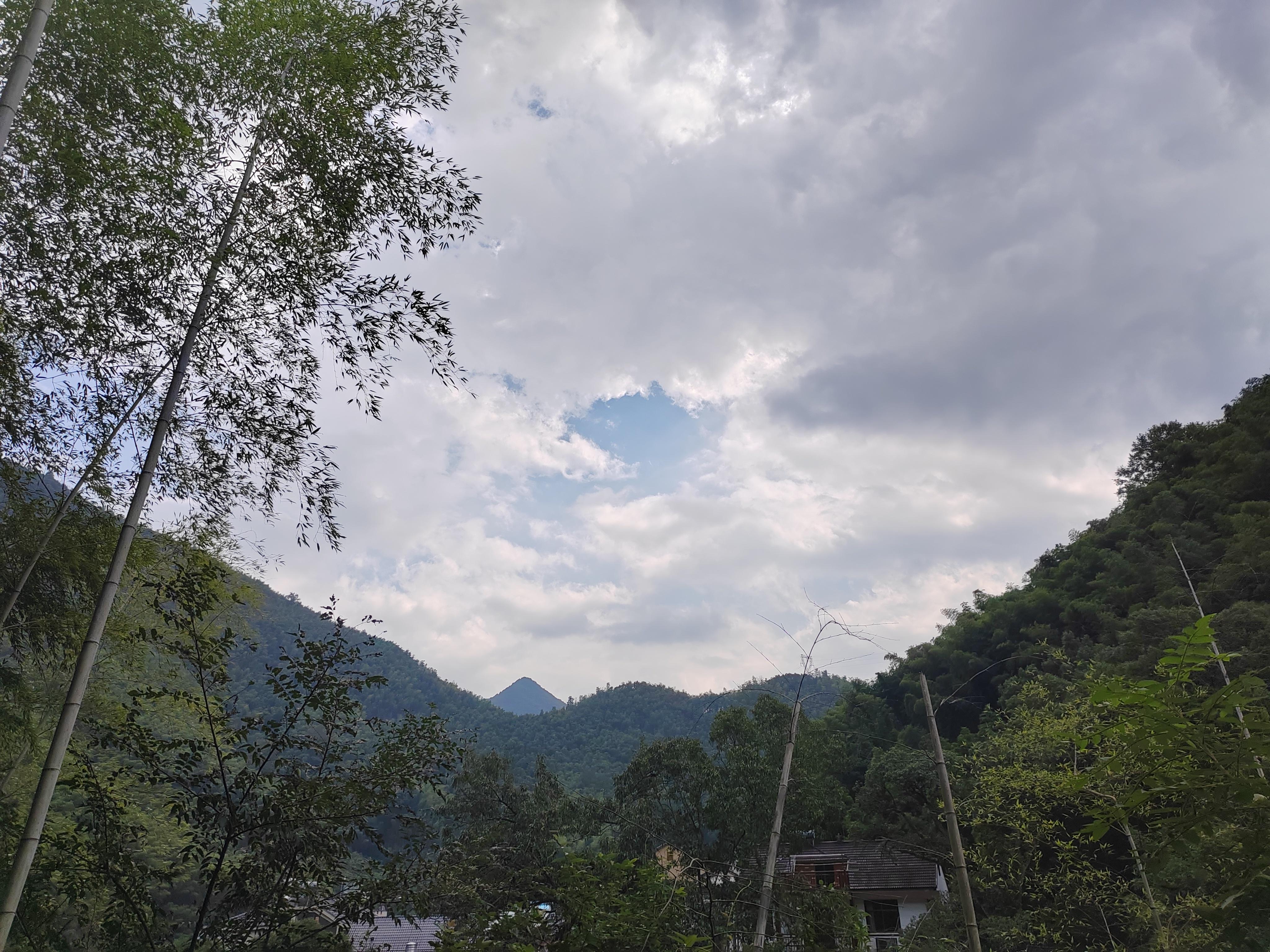 多睡十分钟 的想法: 比邻星三星系统 | 首先他们三个并不是没有规律的乱转 ,比邻星围绕南门二A和B公转,南门二A和B互相绕转,形成他们独特的 ...
