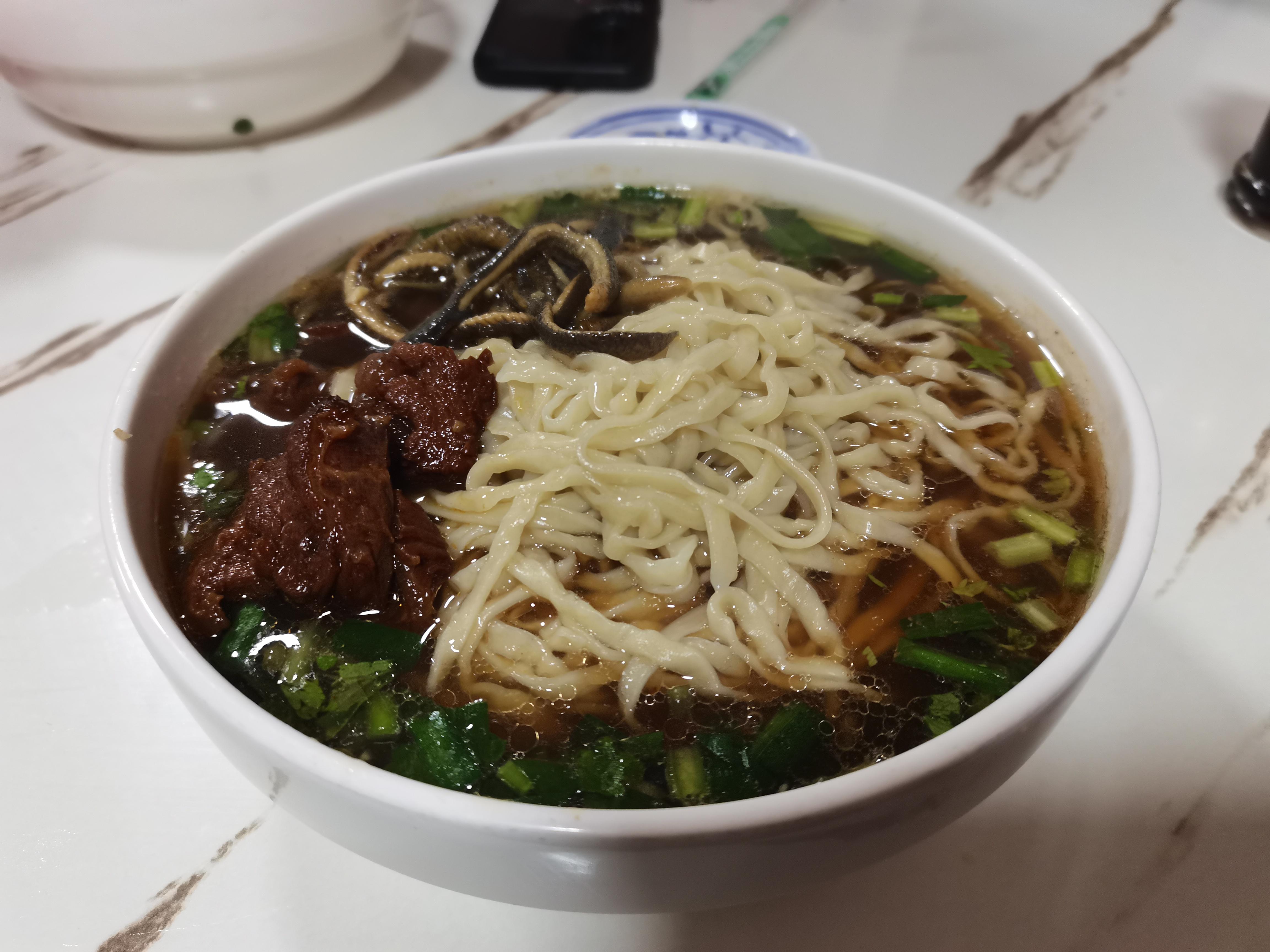 "锅盖面"是镇江的美食招
