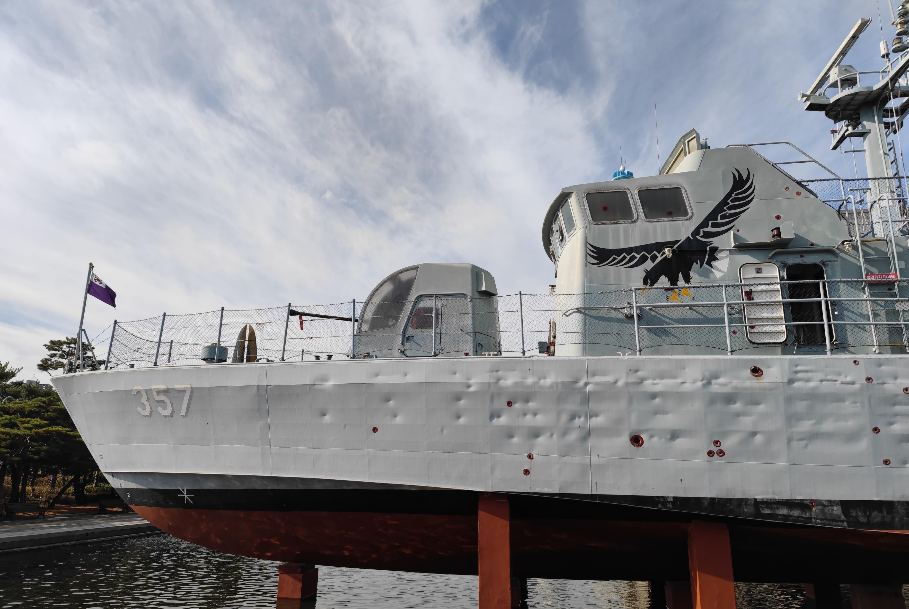 韩国被打成筛子的357号虎头海雕炮艇2002年6月29日2艘朝鲜人民军海军