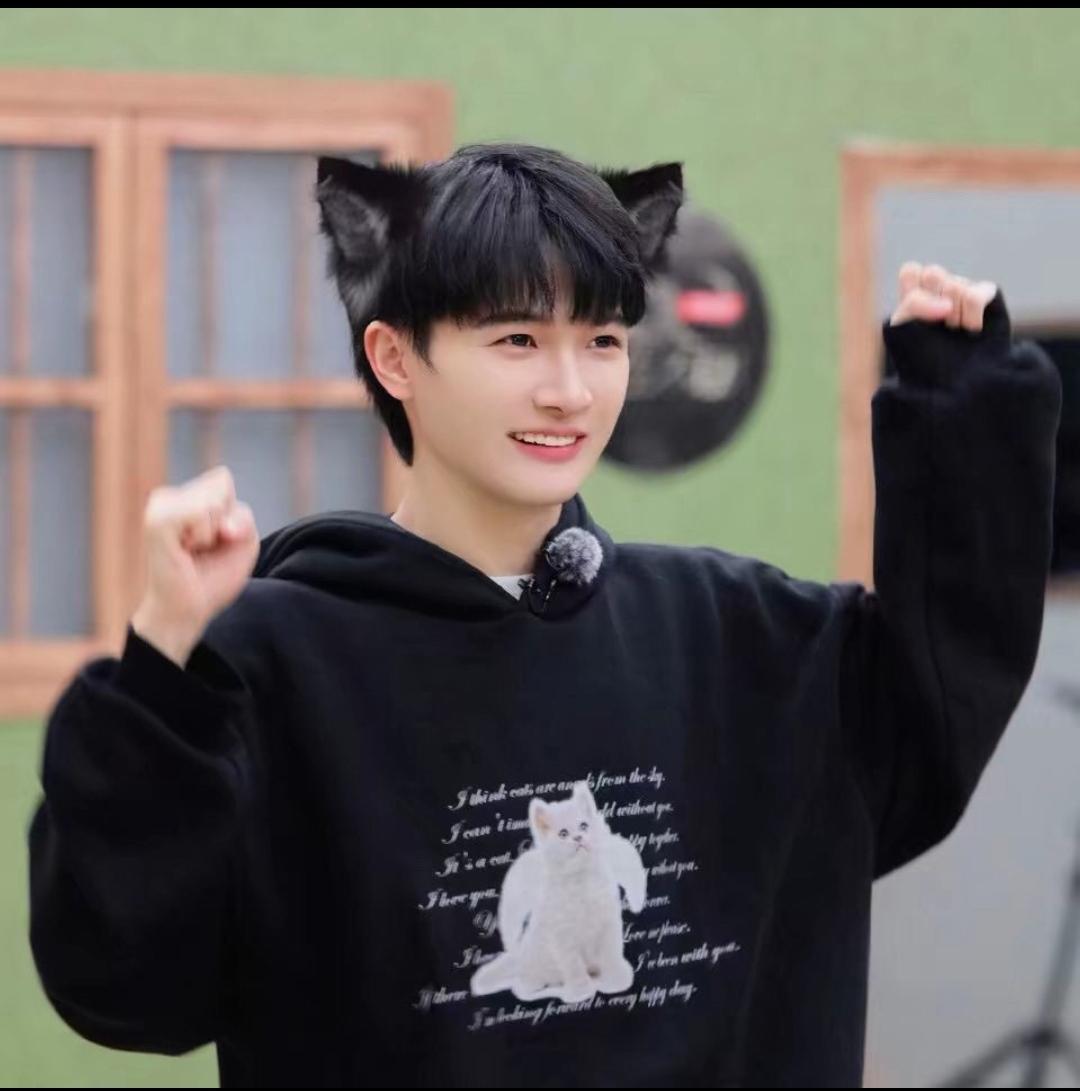 虹静儿 的想法: 我喜欢周深,不是因为歌唱的有多好,颜值有多高,而是