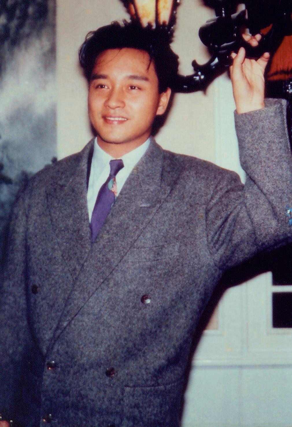 能不能给我发点张国荣的照片? - 知乎