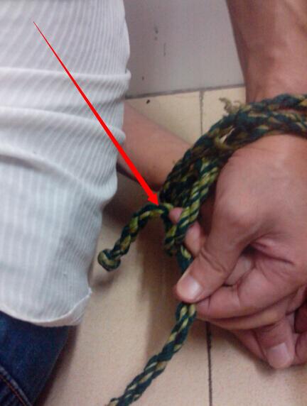 如果双手双脚被捆嘴巴被贴了胶布在不借助外力的前提下怎样让自己脱困