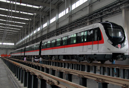 儿子坐地铁说他发现地铁没有轮子我趴地上看确实是但如果真没轮子又不