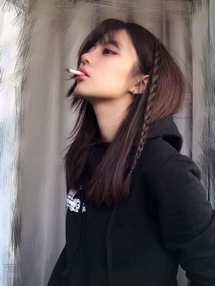 女孩吸烟的样子有没有好看的时候呢