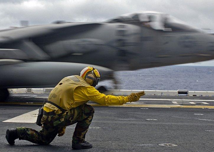 辽宁号起降训练时地勤的手势为什么会让网友竞相模仿