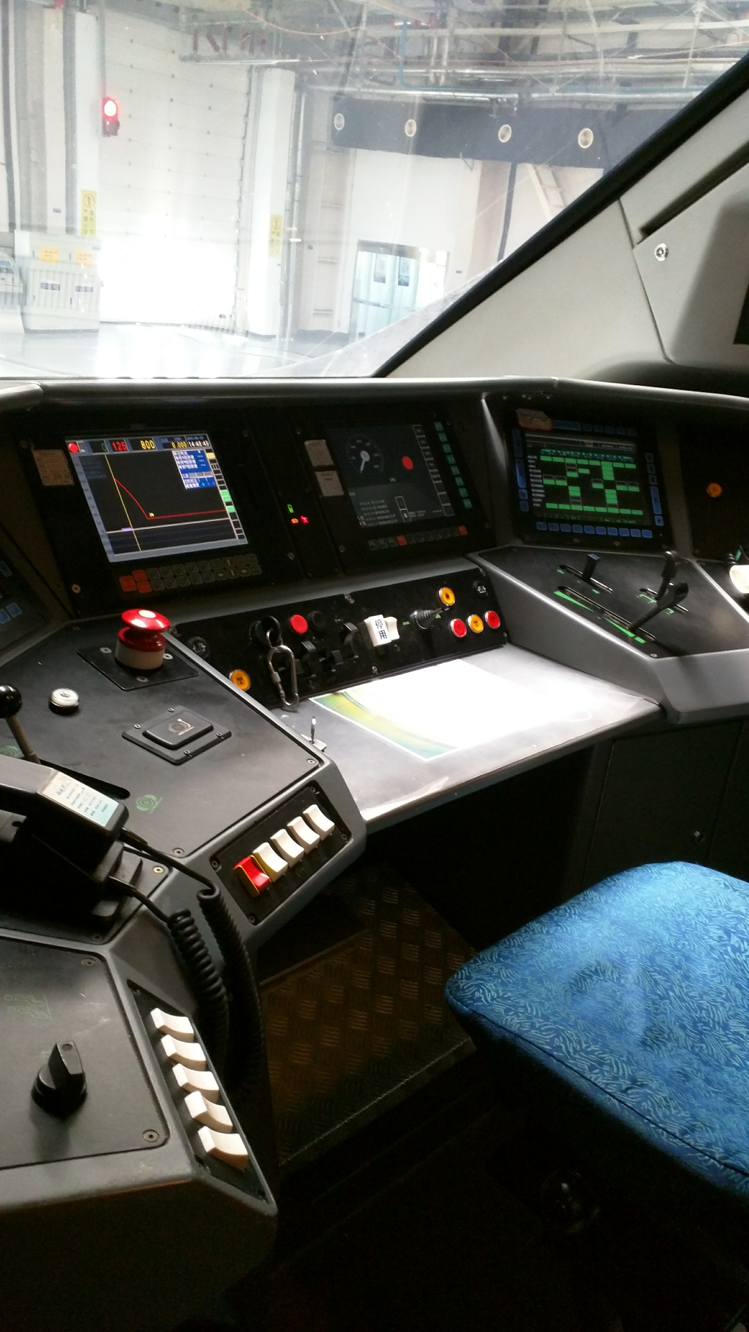 火车头内部布局是怎么样,普通乘客能申请进入吗? - 知乎