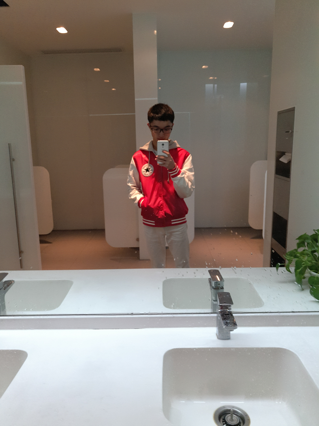 为什么很多人都喜欢在卫生间自拍? - 知乎