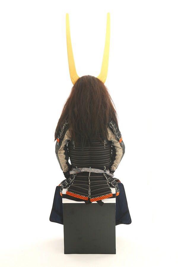 石田三成的具足,很出名的是他的头盔乱发兜,但他身上的盔甲是什么样子