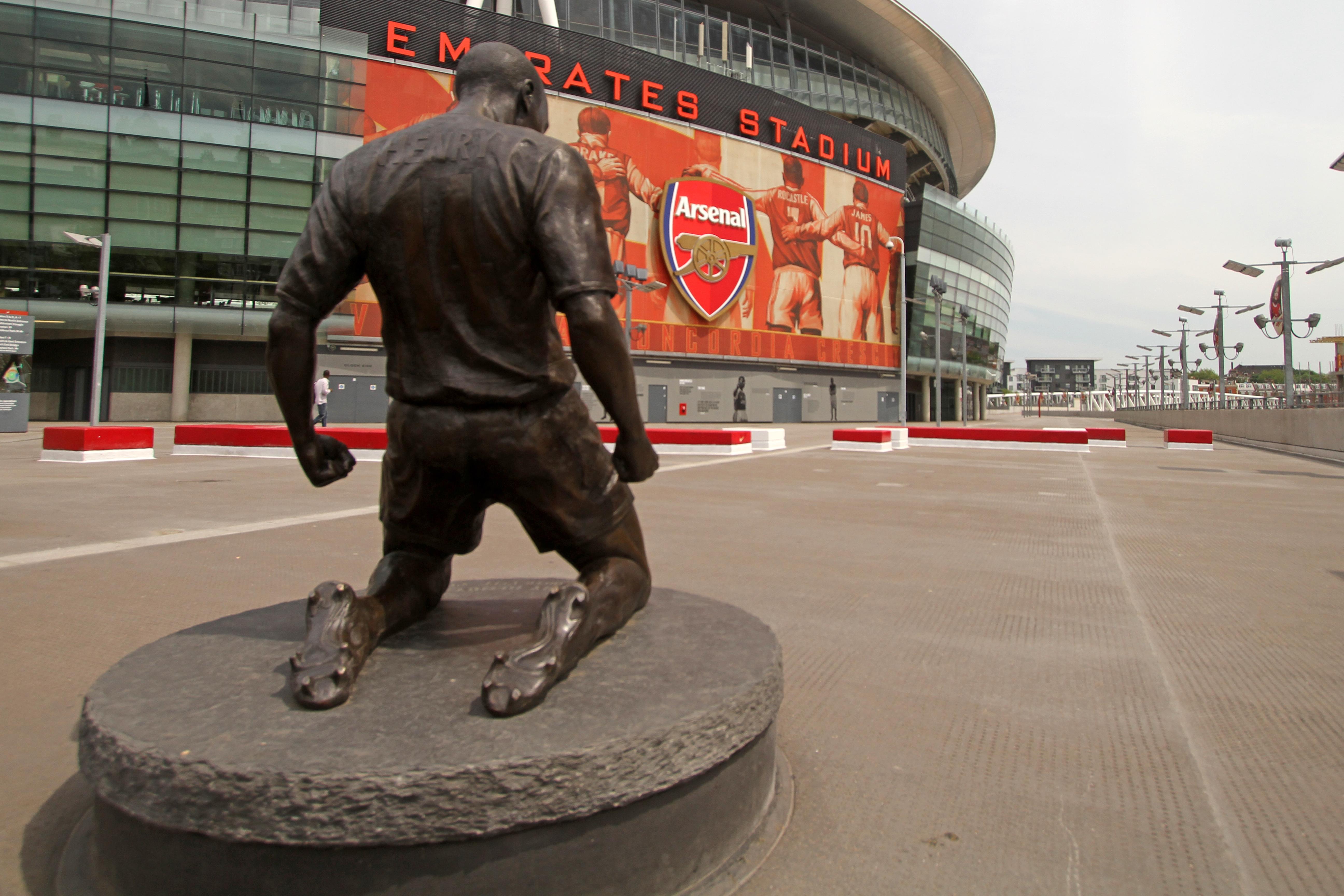 近距离观察阿森纳酋长体育场外的博格坎普,亨利铜像,是怎样的体验?