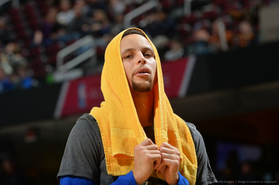 之前在微博上看过库里头披毛巾的图片美不可方物但是忘记保存了百度也