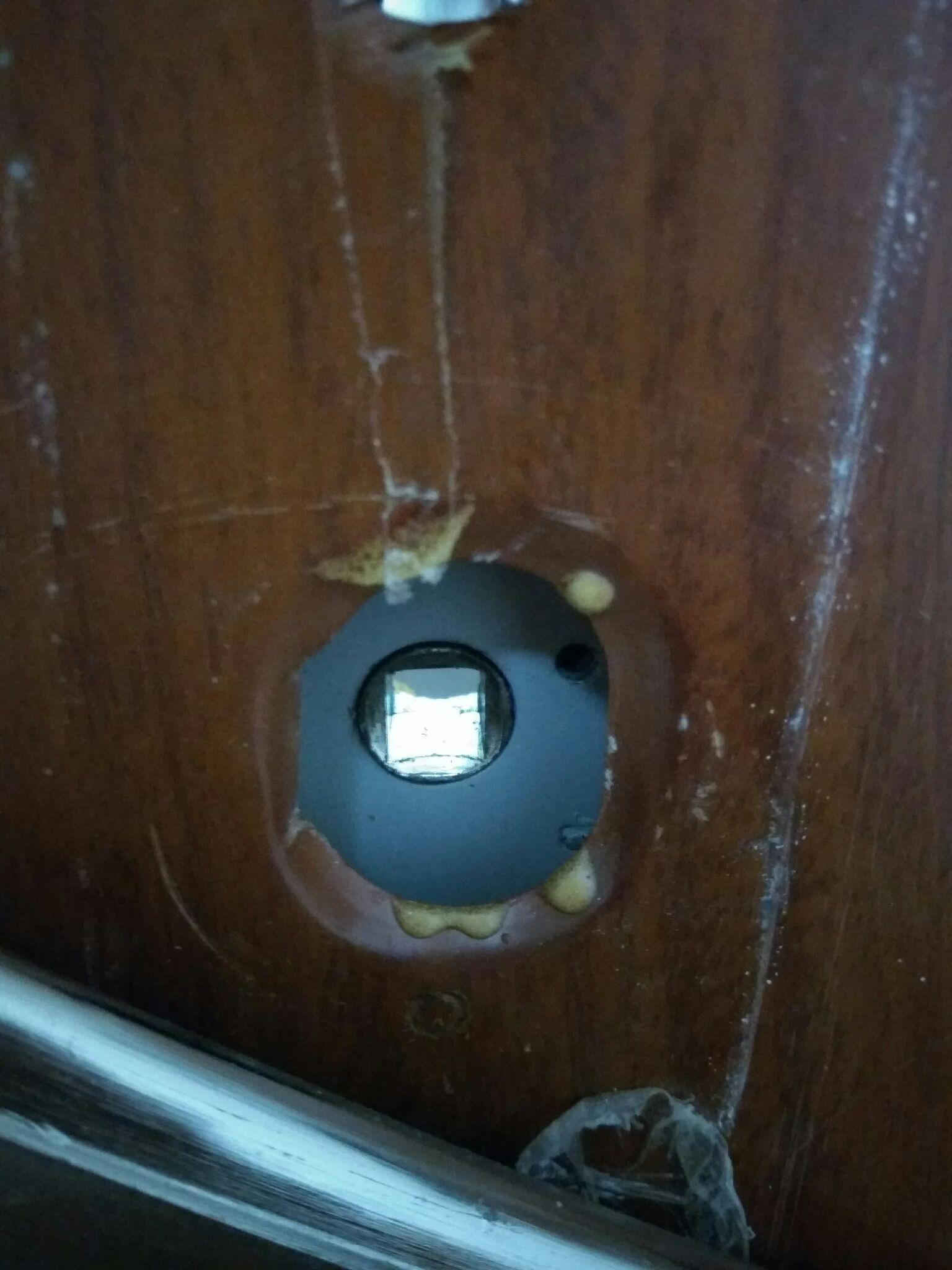 卧室门锁坏了自己在卧室里怎么自救