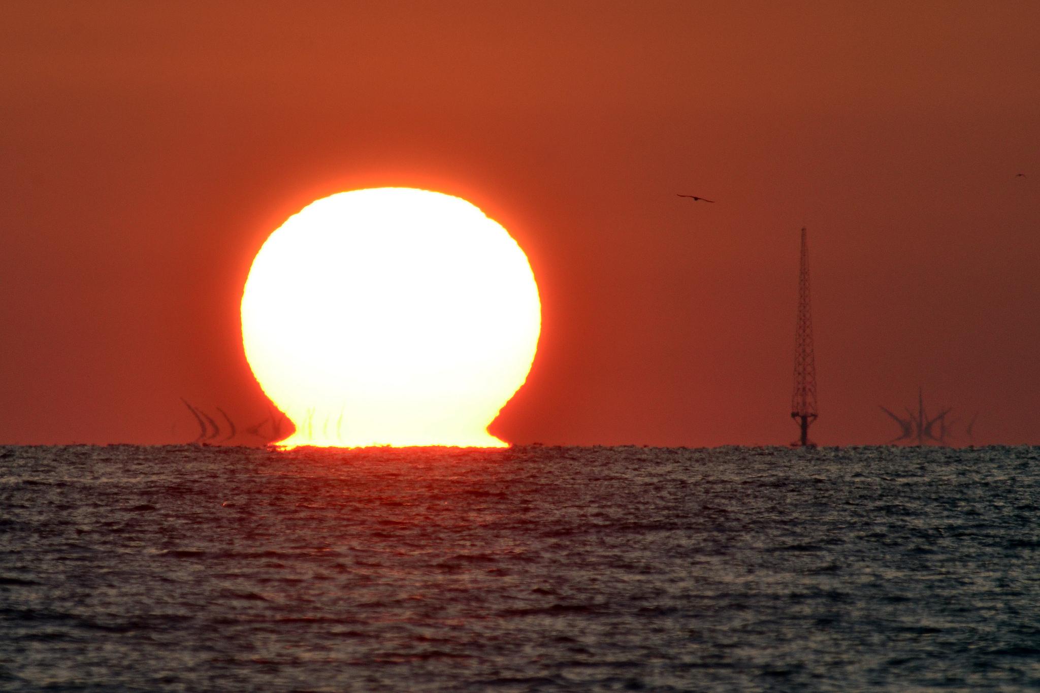 夏天的时候太阳在高空炙烤着大地这个时候可以看到远处的地面是扭曲或