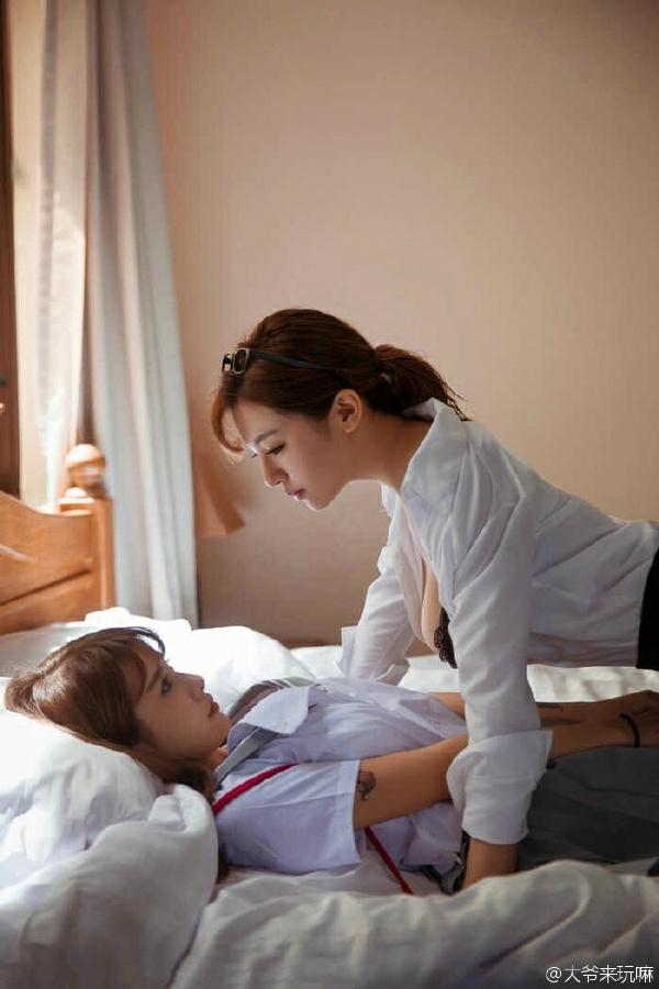 两个大胸女生怎么拥抱? - 知乎