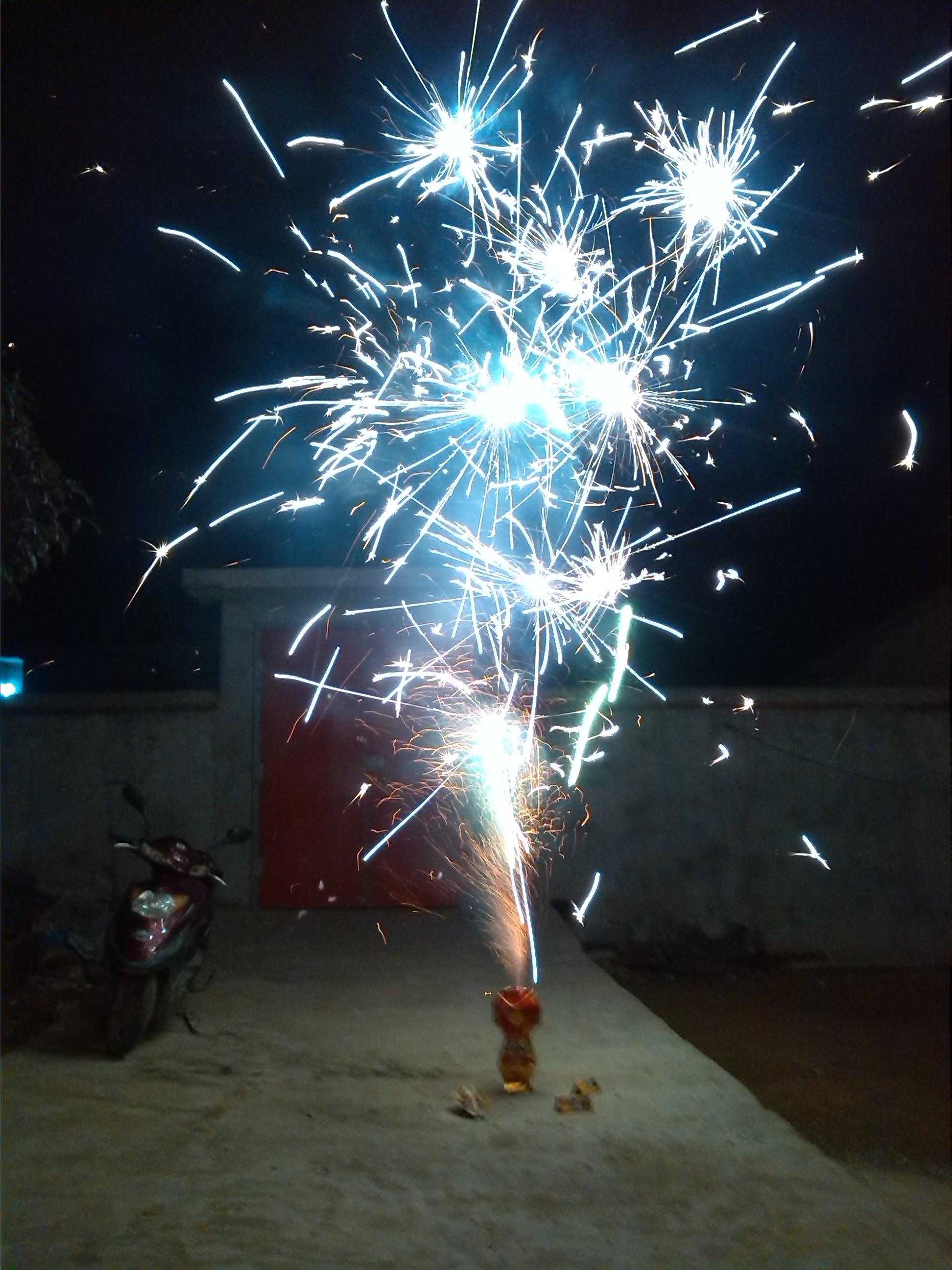 如果把我国春节期间所有燃放的烟花炮竹的炸药集中到一起点燃,威力有